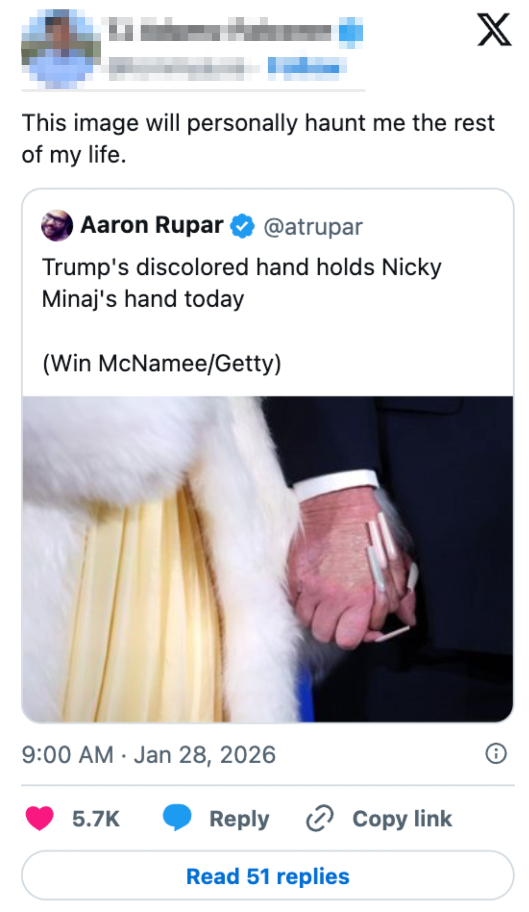 Tweet som viser et bilde av en manns hånd som holder en annen persons hånd, merket som 