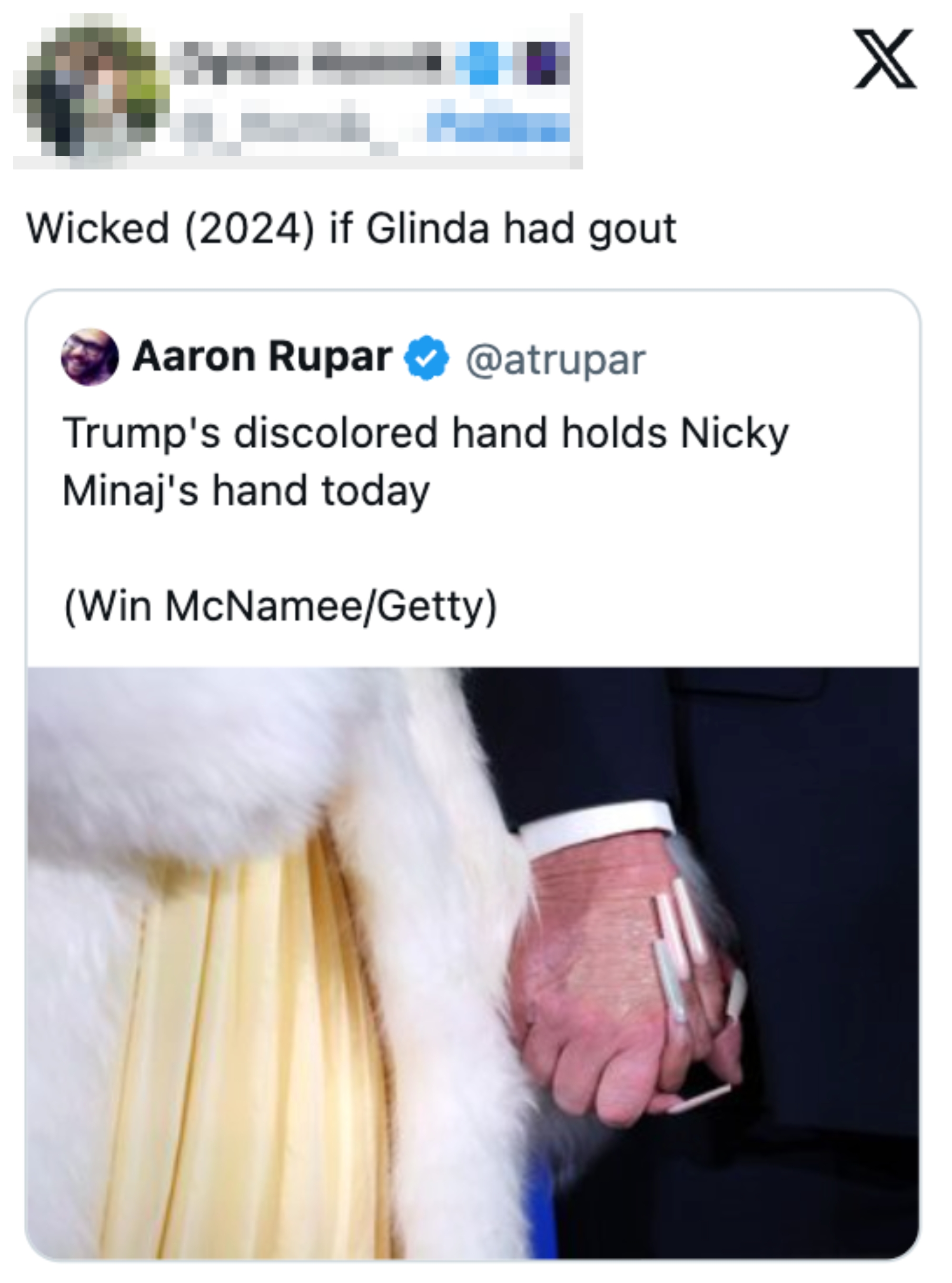 Sosiale medier-innlegg som parodierer en nyhetsartikkel om Donald Trump som holder hender med noen, med kommentarer som nevner 