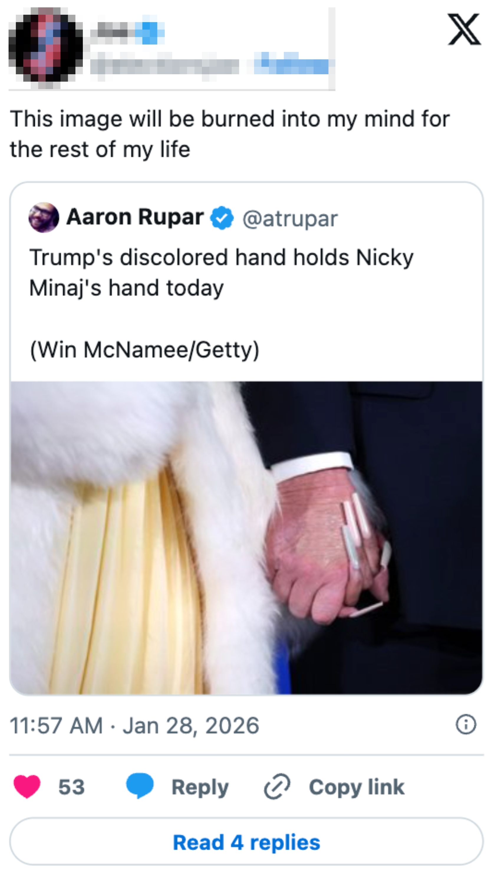 Tweet av en misfarget hånd som holder en annen på et arrangement, undertekst med kommentarer og kildehenvisning