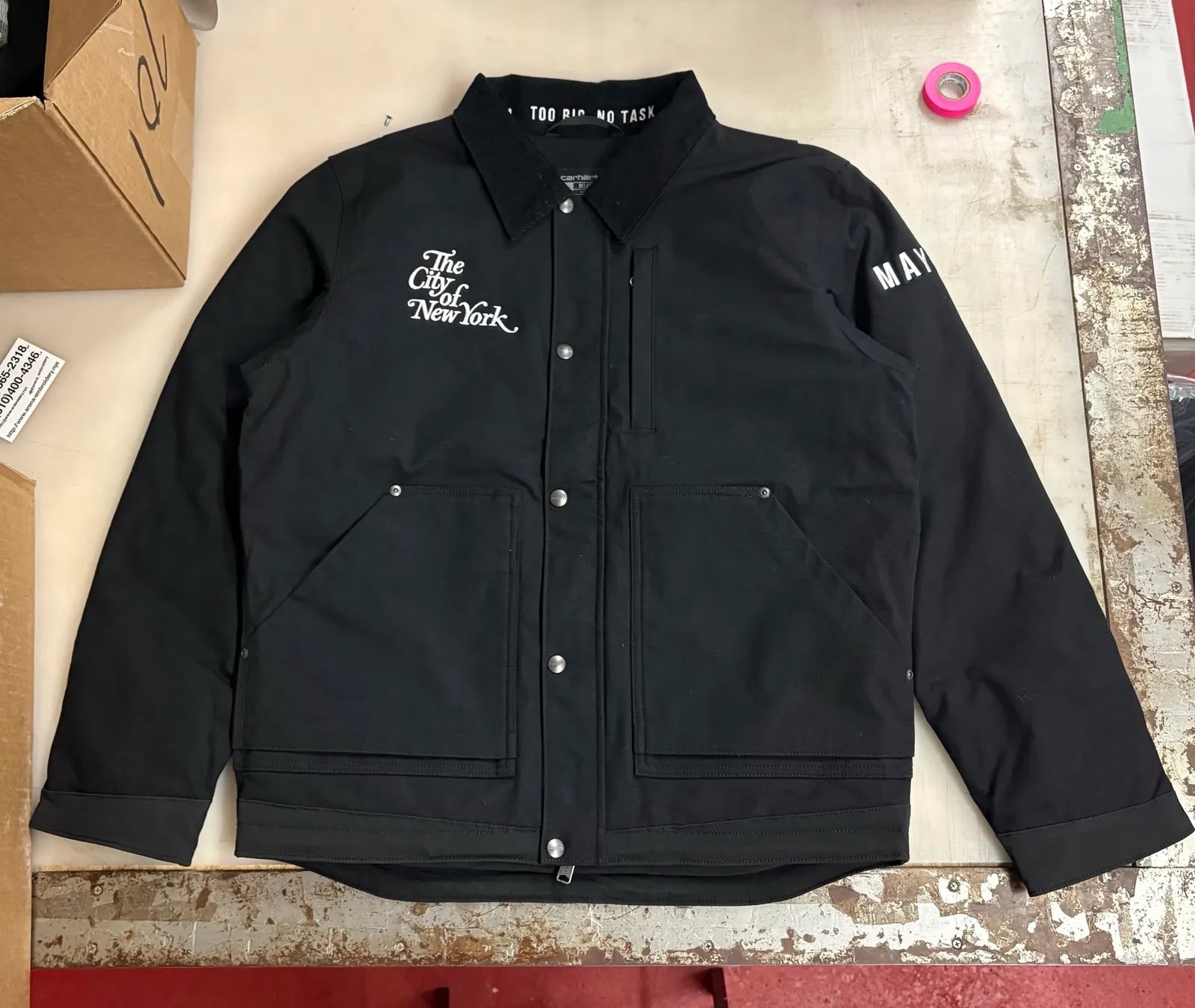 Svart jakke med teksten