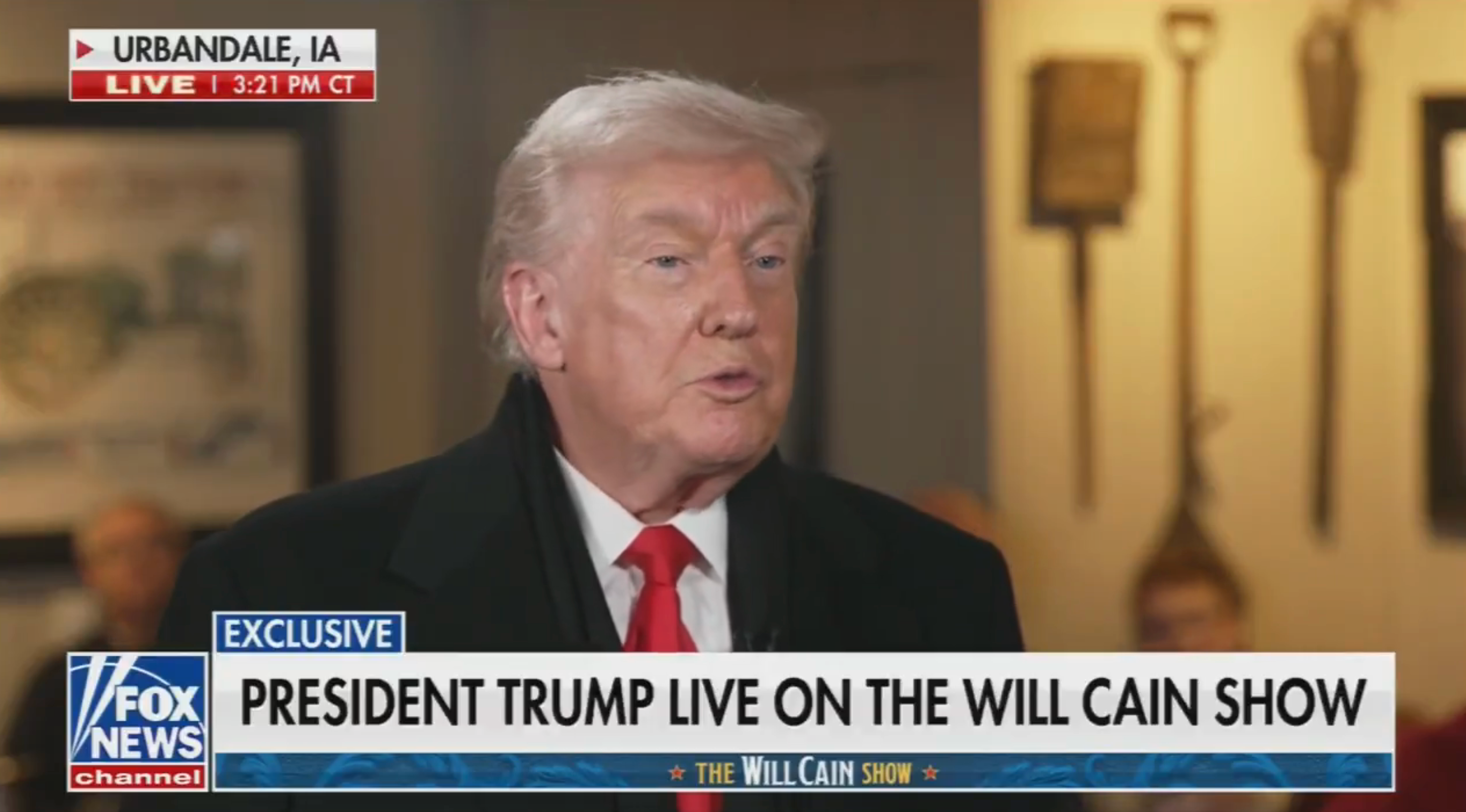 En person i dress snakker på