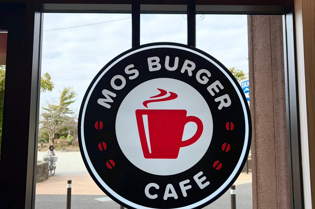 モスバーガーカフェの店内から見た看板。カップのイラストとロゴが表示されています。