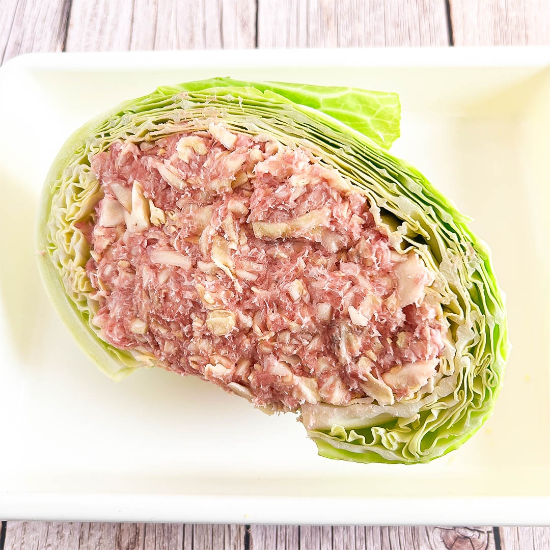 お皿にのったキャベツの中に、ひき肉が詰められている。