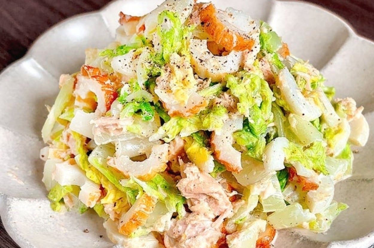 皿に盛られたシーフードサラダ。新鮮な野菜とシーフードが調和している。