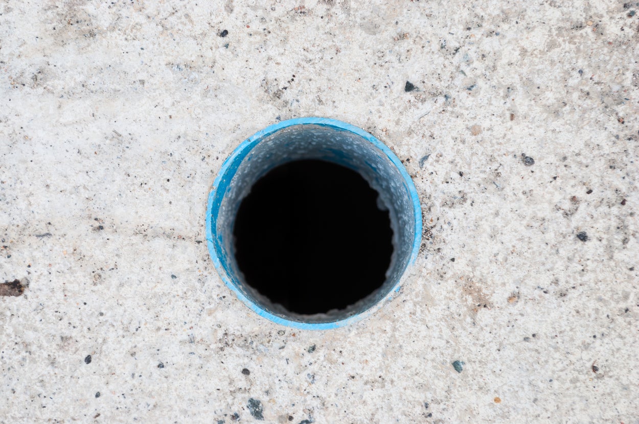 コンクリートに開いた円形の穴。