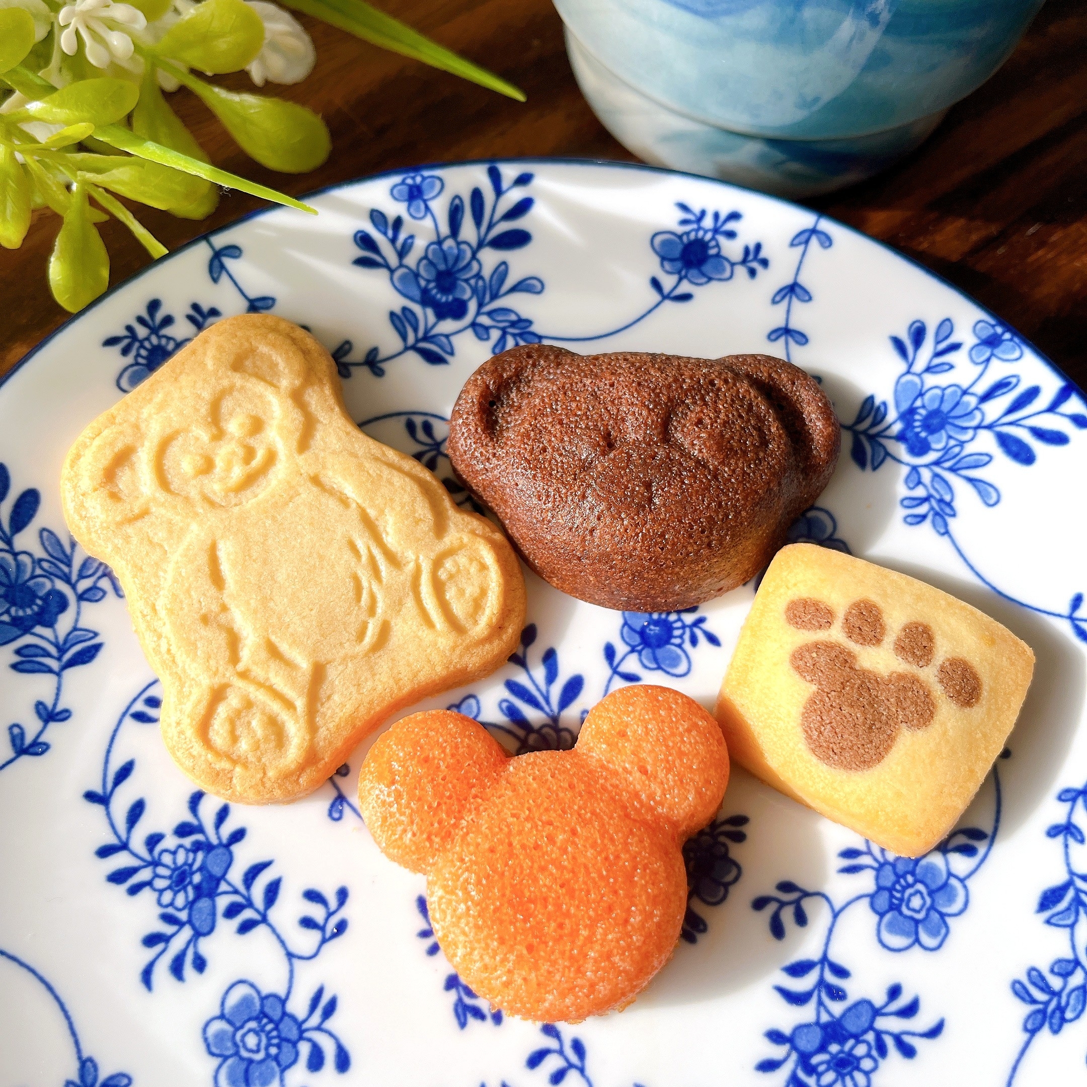 ダッフィー＆フレンズが可愛すぎ！ディズニーシーの“絵本風お菓子缶”お