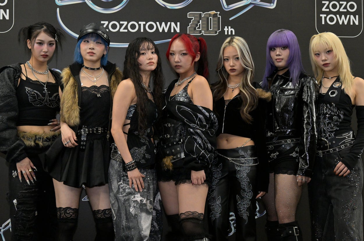 HANAのメンバー（左から）MOMOKAさん, JISOOさん, KOHARUさん, CHIKAさん, YURIさん, NAOKOさん, MAHINAさん