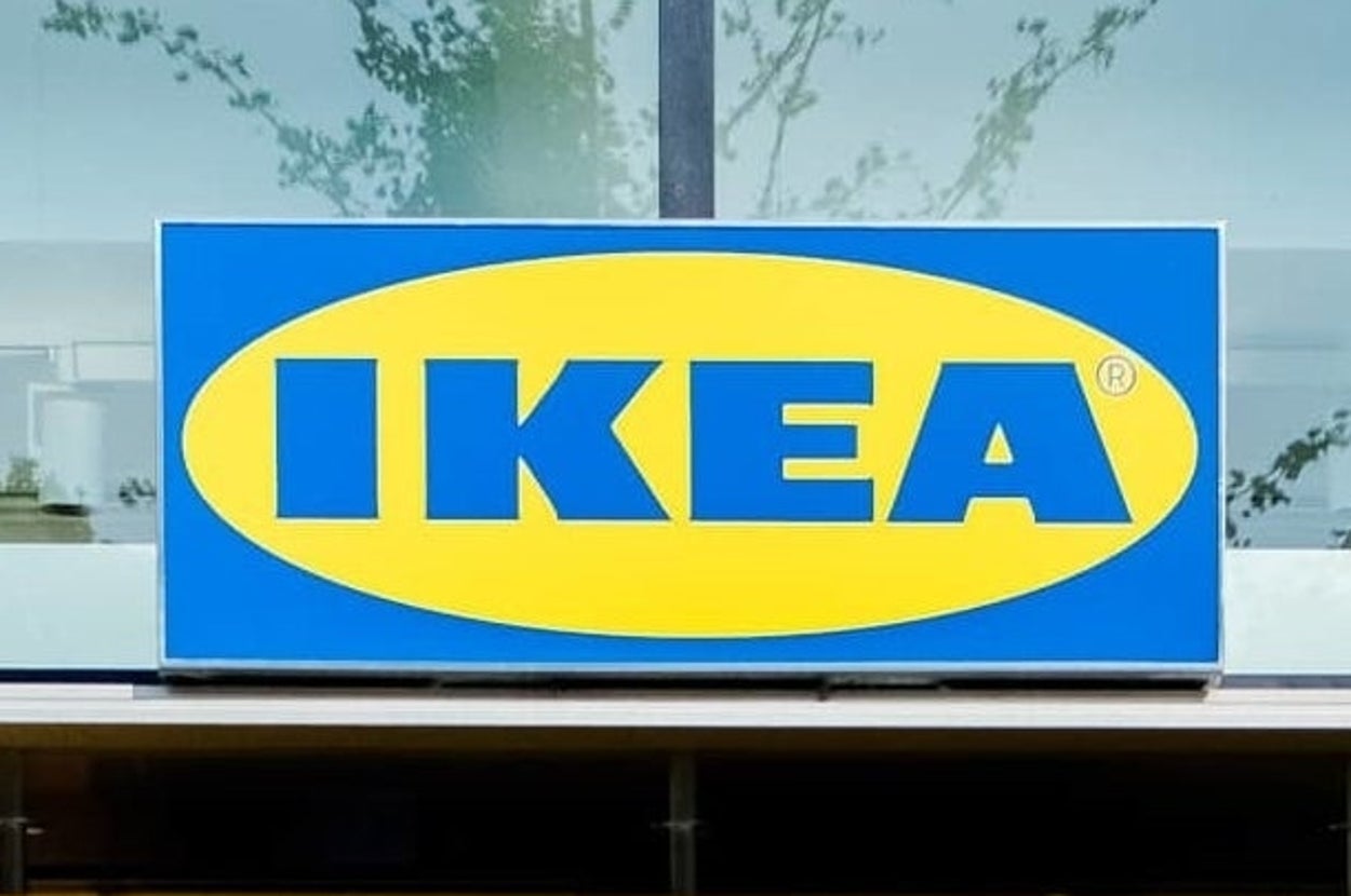 IKEAの店舗外観。建物の上に大きな「IKEA」ロゴが掲げられている。