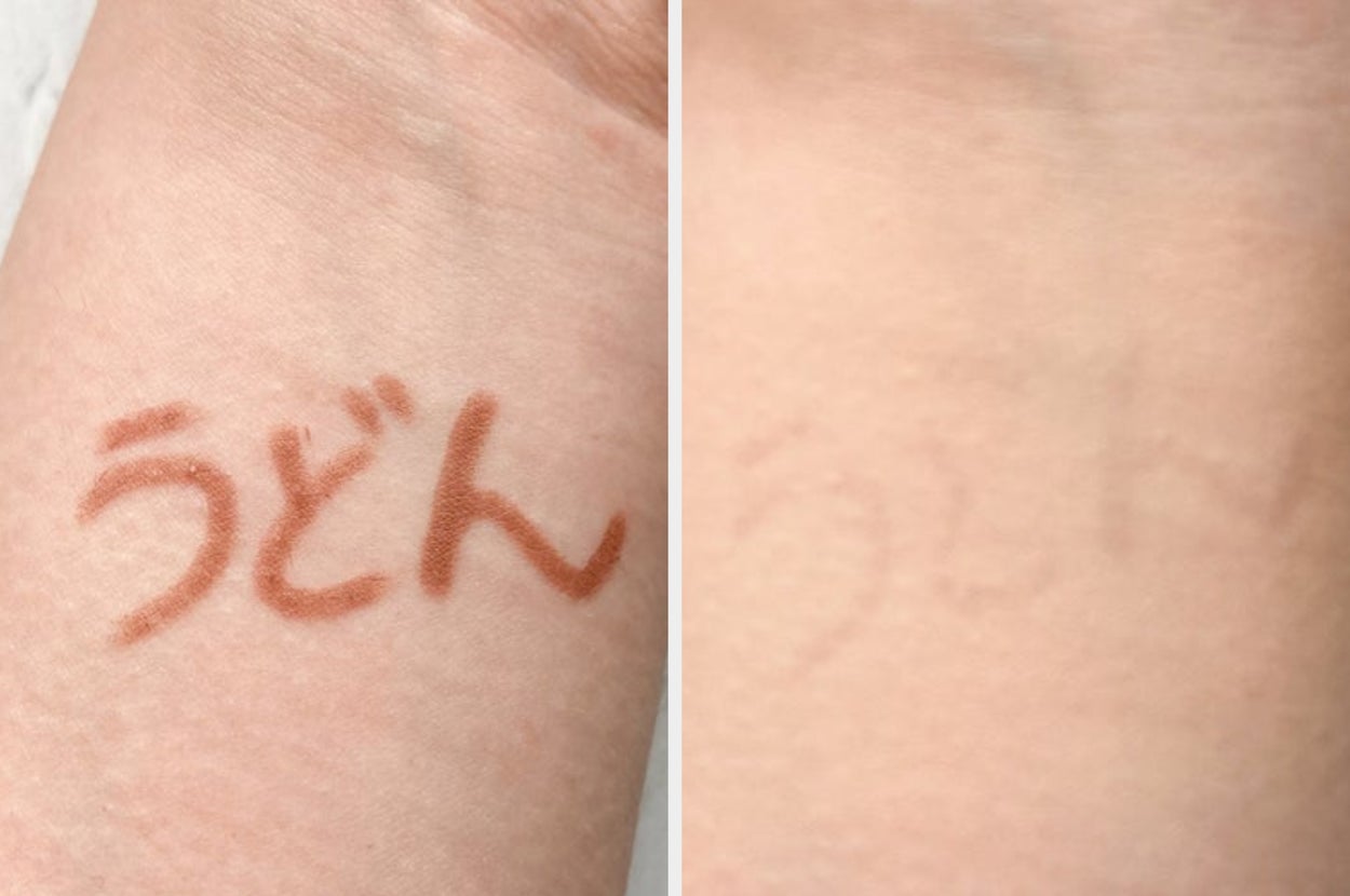 左: 手首に「うどん」と書かれている。右: TIRTIRのクッションファンデで文字をカバーした手首の様子。