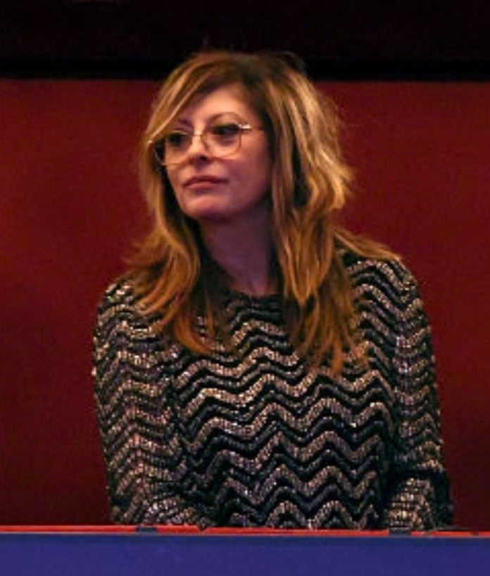 En gruppe mennesker i en teaterboks, med to sittende og to stående, smilende og i samtale