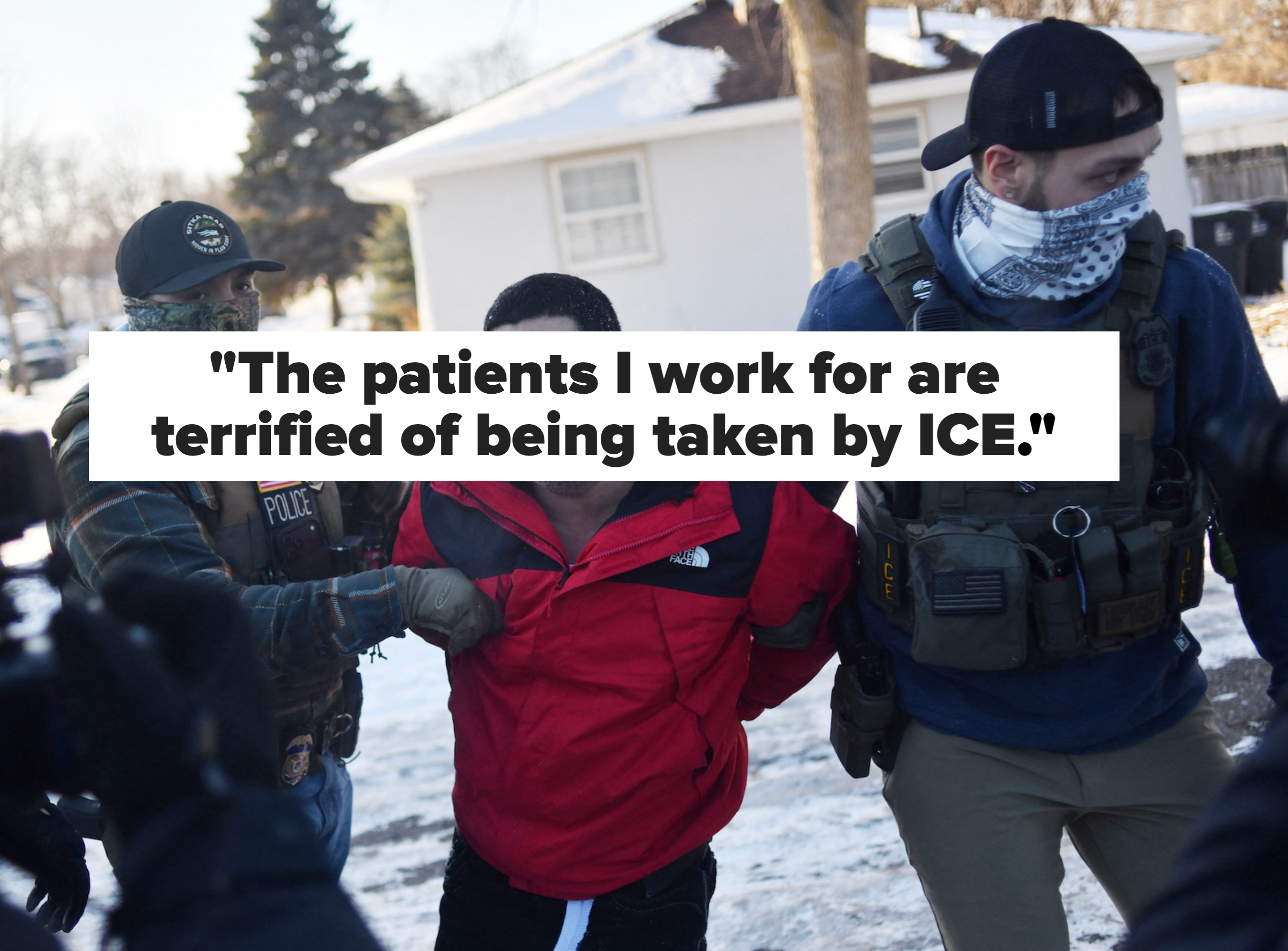 En person som holdes tilbake av politifolk i et boligområde om vinteren, med snø på bakken