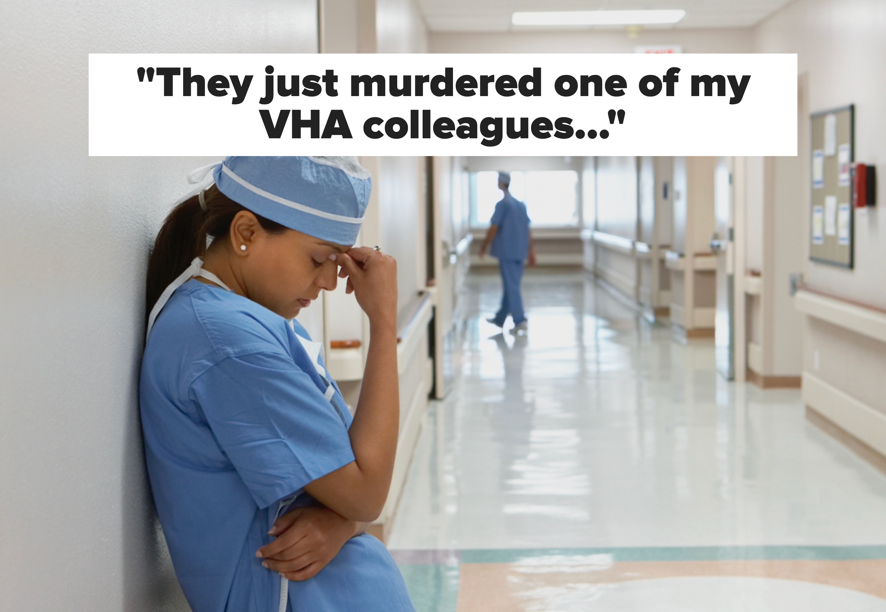 Helsepersonell i kratt lener seg mot en sykehusvegg og virker trøtt, med en annen arbeider i bakgrunnen som går nedover gangen