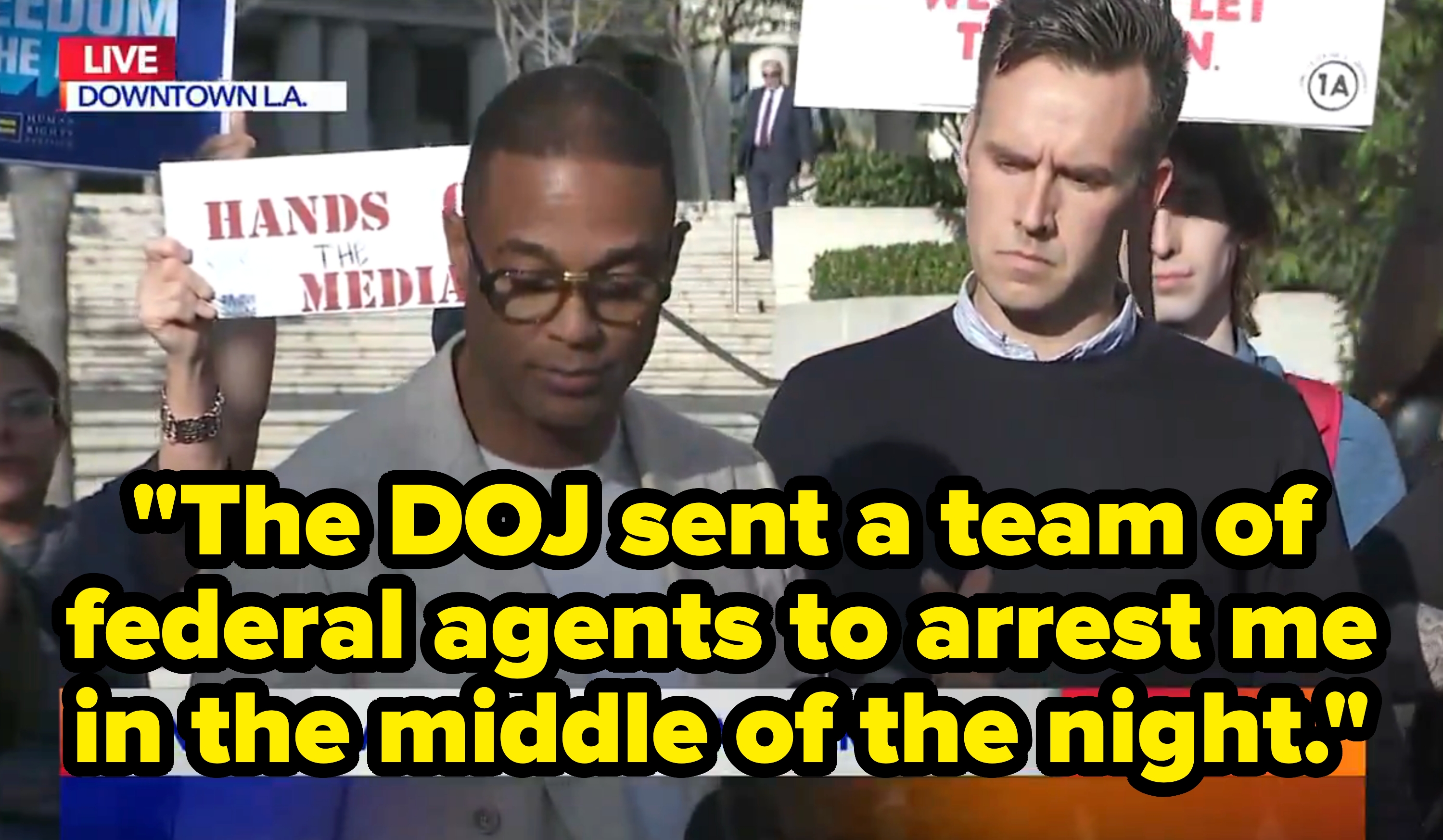 To personer snakker på en pressekonferanse utenfor et tinghus. Folk holder skilt om medierettigheter i bakgrunnen. Tekst: "Don Lemon henvender seg til media etter rett."