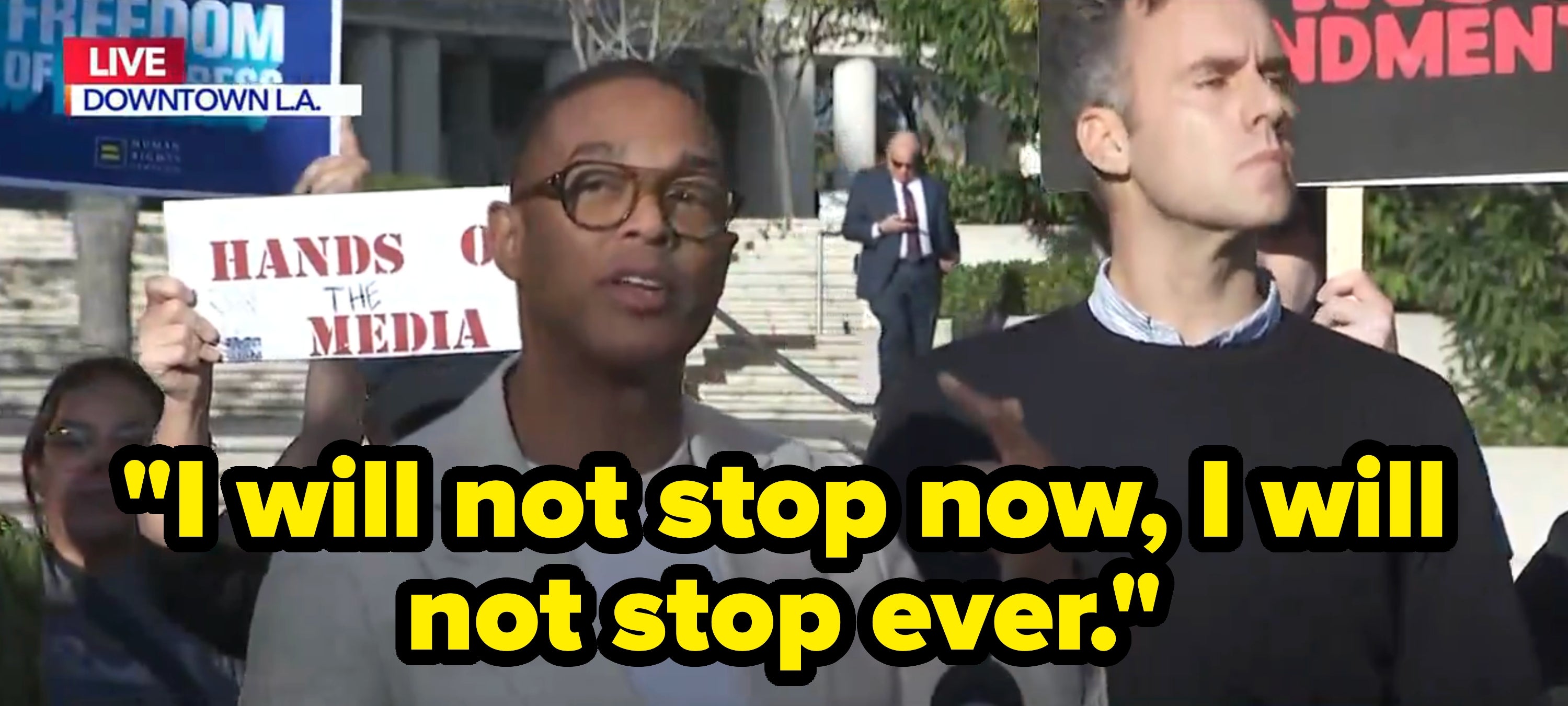 To personer dukker opp på en pressekonferanse, hvor en snakker. Et skilt bak dem viser