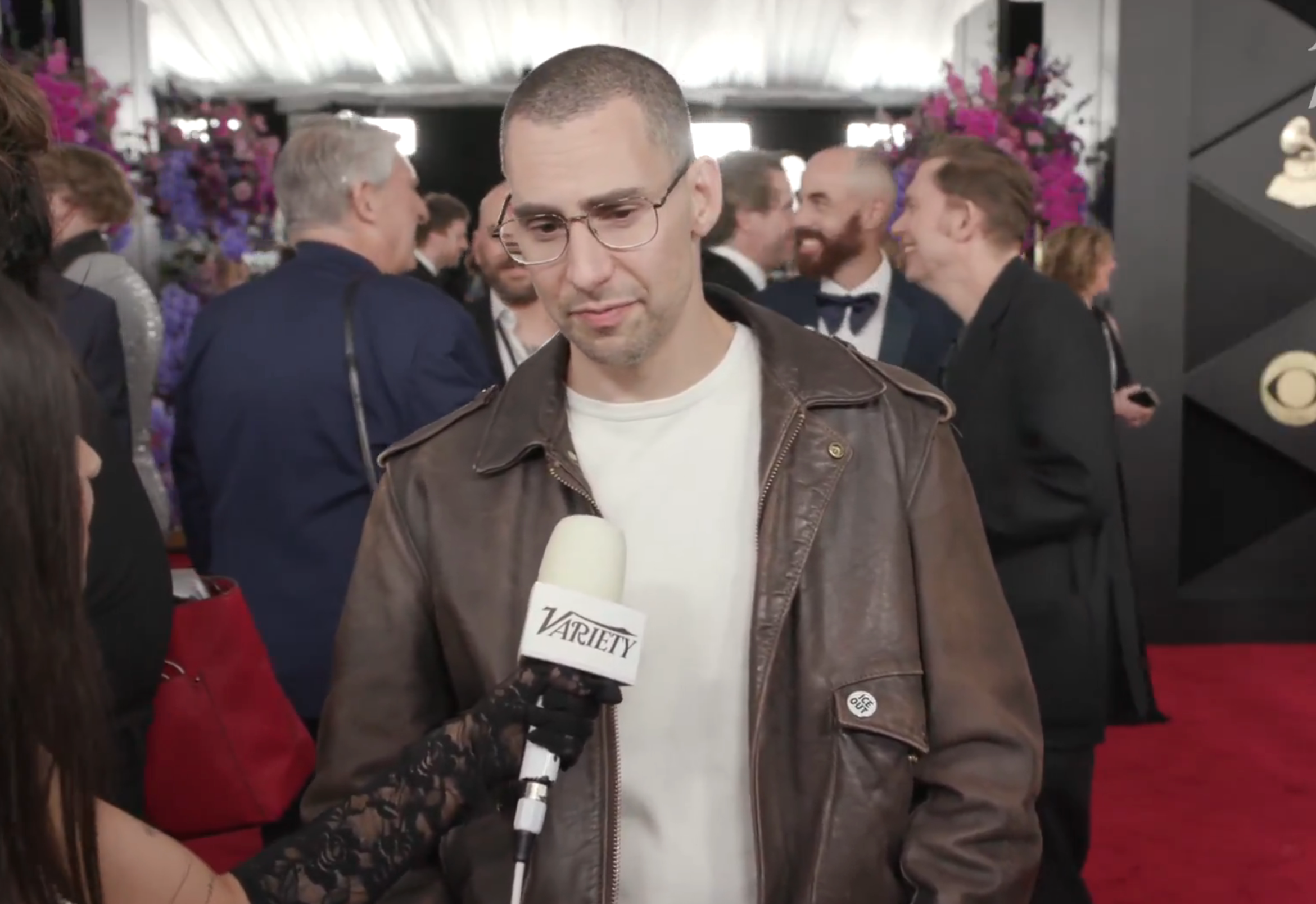 Jack snakker under et intervju med den røde løperen