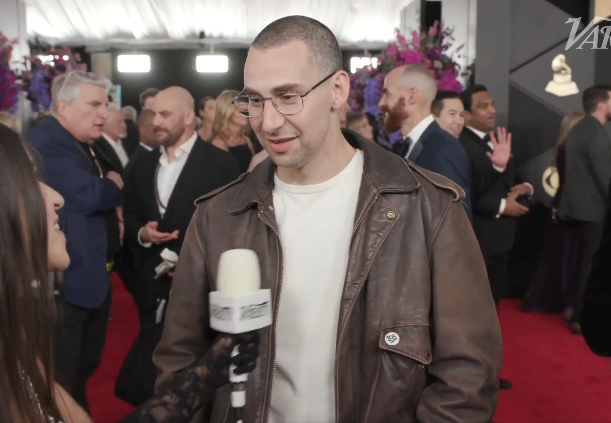 Jack snakker under et intervju med den røde løperen