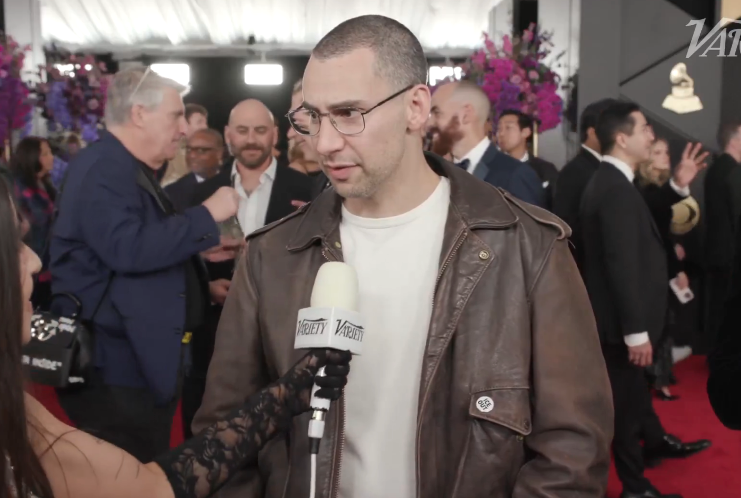 Jack snakker under et intervju med den røde løperen