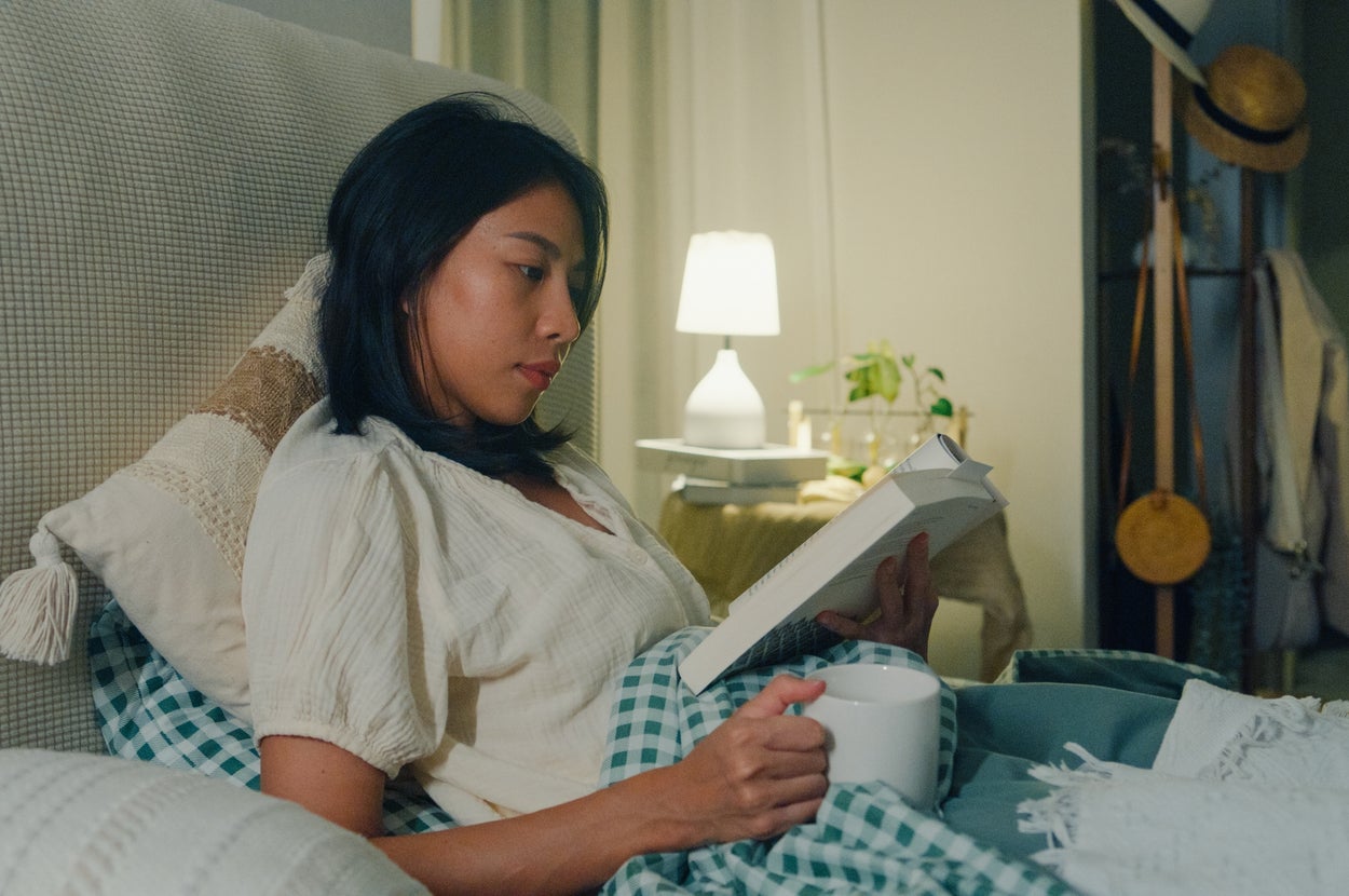 Does Reading Before Bed Actually Help You Sleep? I Tried It