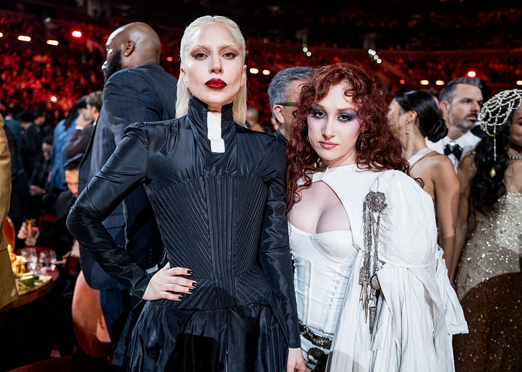  1  successful  a structured high-neck gown, the different   successful  an elaborate outfit with a draped shawl, surrounded by attendees