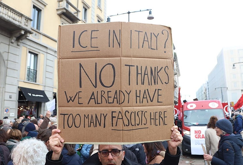 Person holder skilt ved protest som leser: 