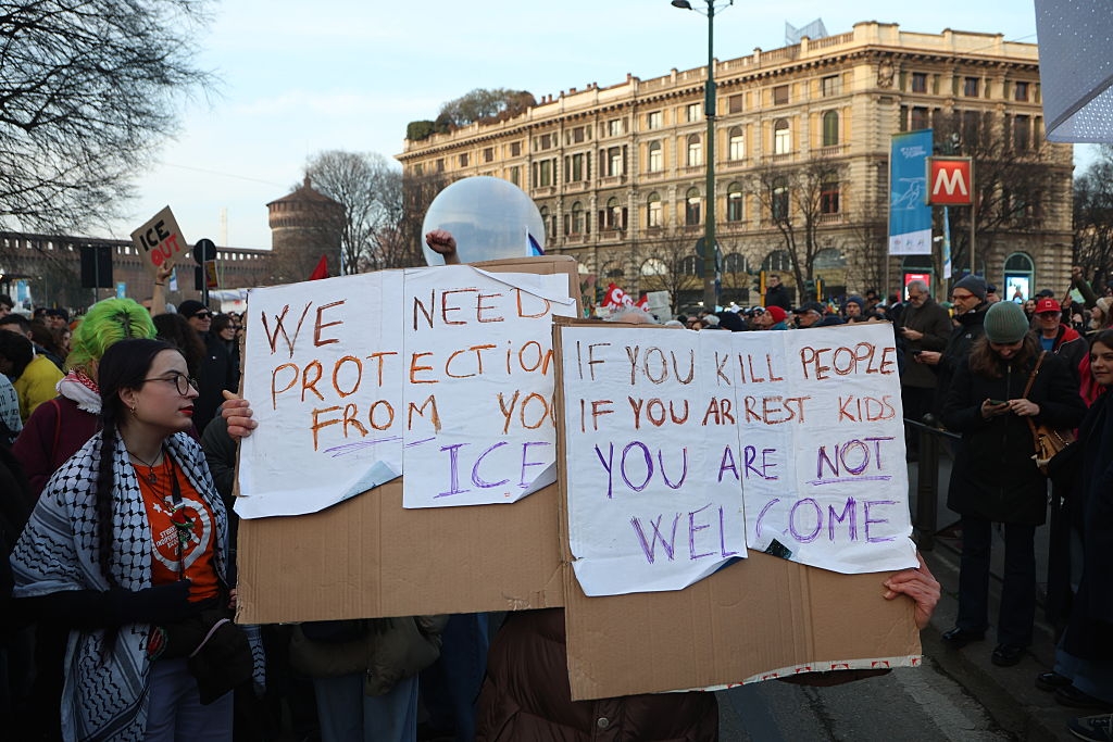 Demonstranter holder skilt med teksten 