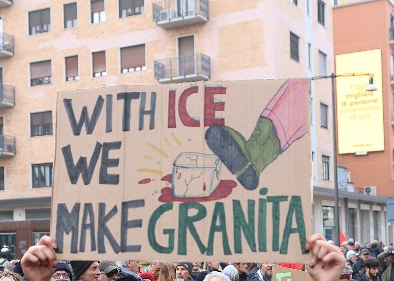 På skilt ved protest står det "Med is lager vi granita" med illustrasjon av støvel som tråkker på en isbit, omgitt av en mengde demonstranter