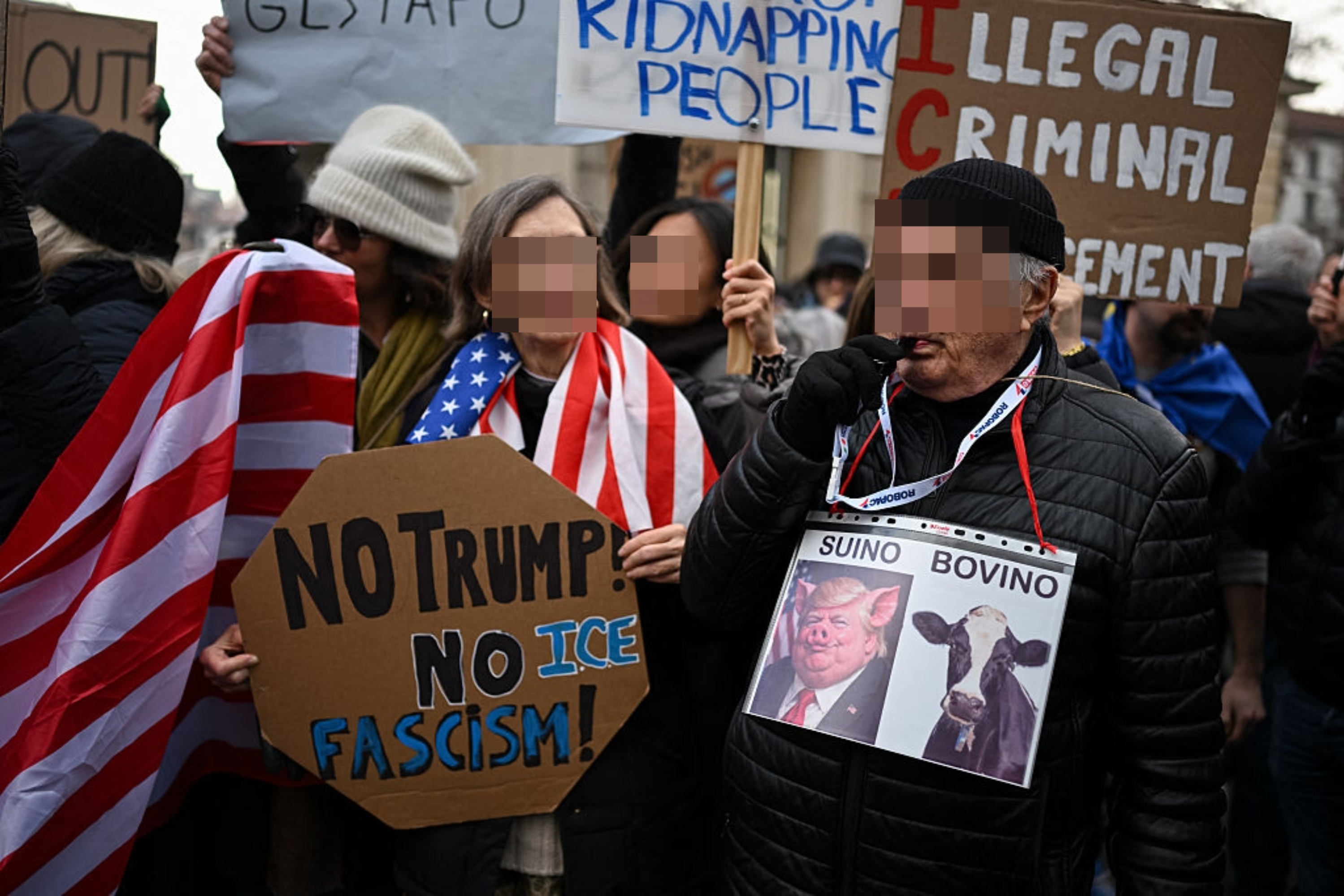 Demonstranter holder skilt mot Trump og ICE, med bilder av amerikansk flagg og grisekostyme