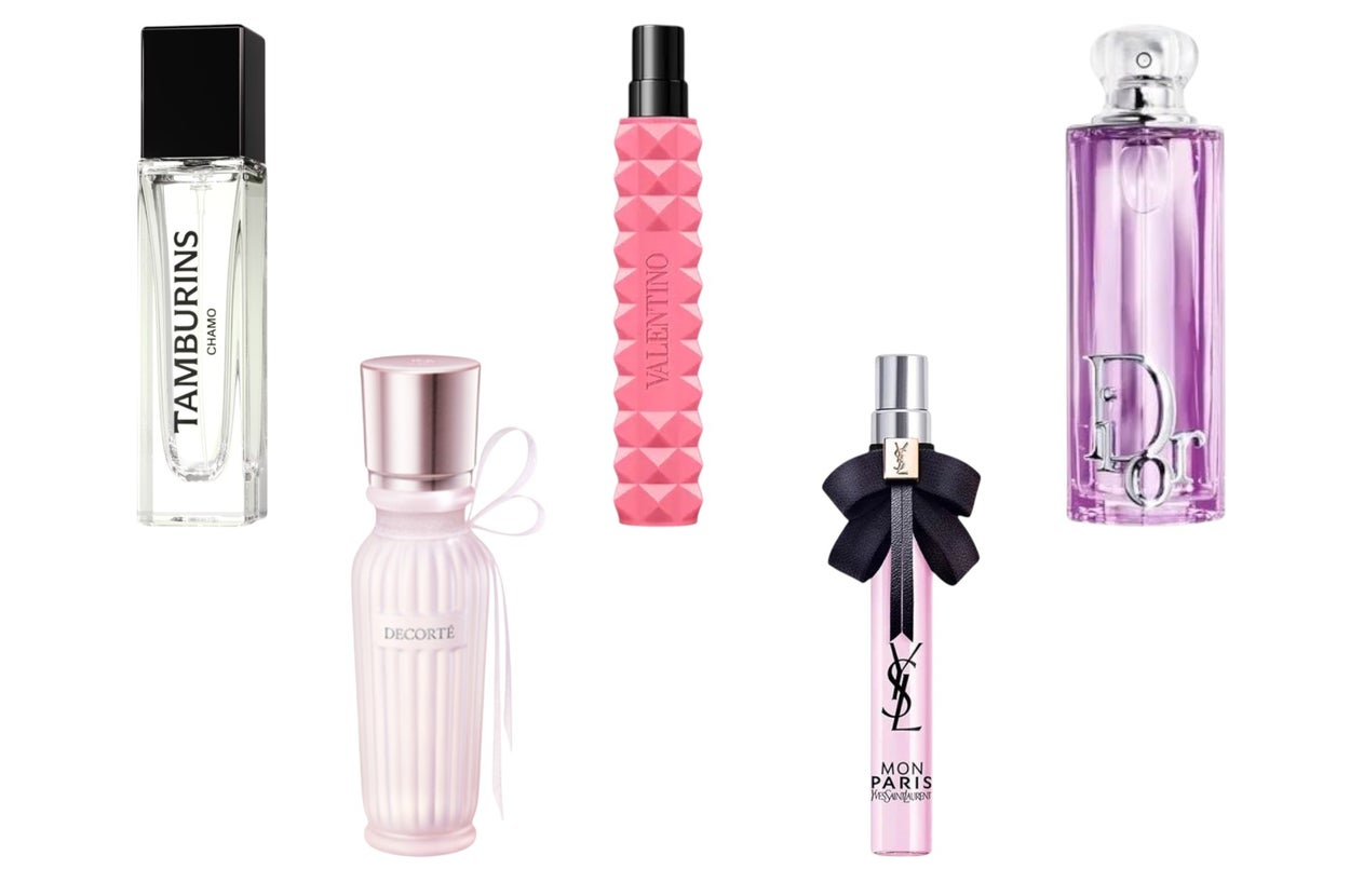5種類の香水ボトルが並んでいる。デザインは各ブランドごとに異なる。