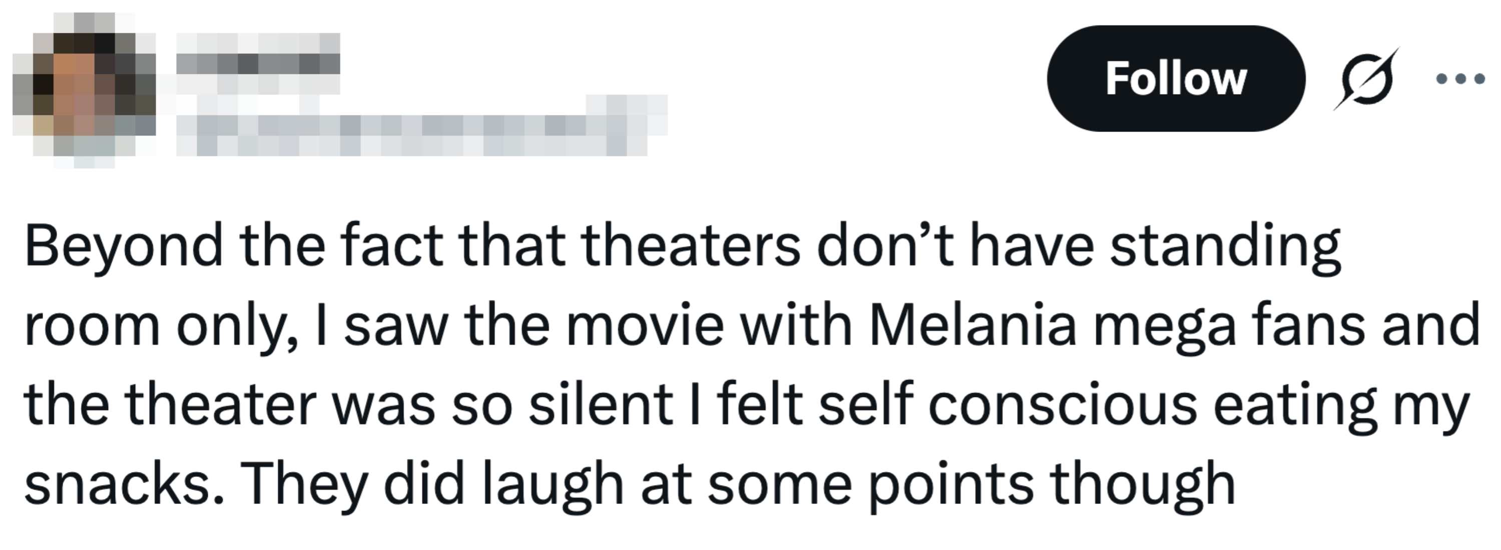 Tweet av brukeren "naomi" om å se en film med Melania-fans i en stille kino, føle seg selvbevisst ved å spise snacks, men merke litt latter