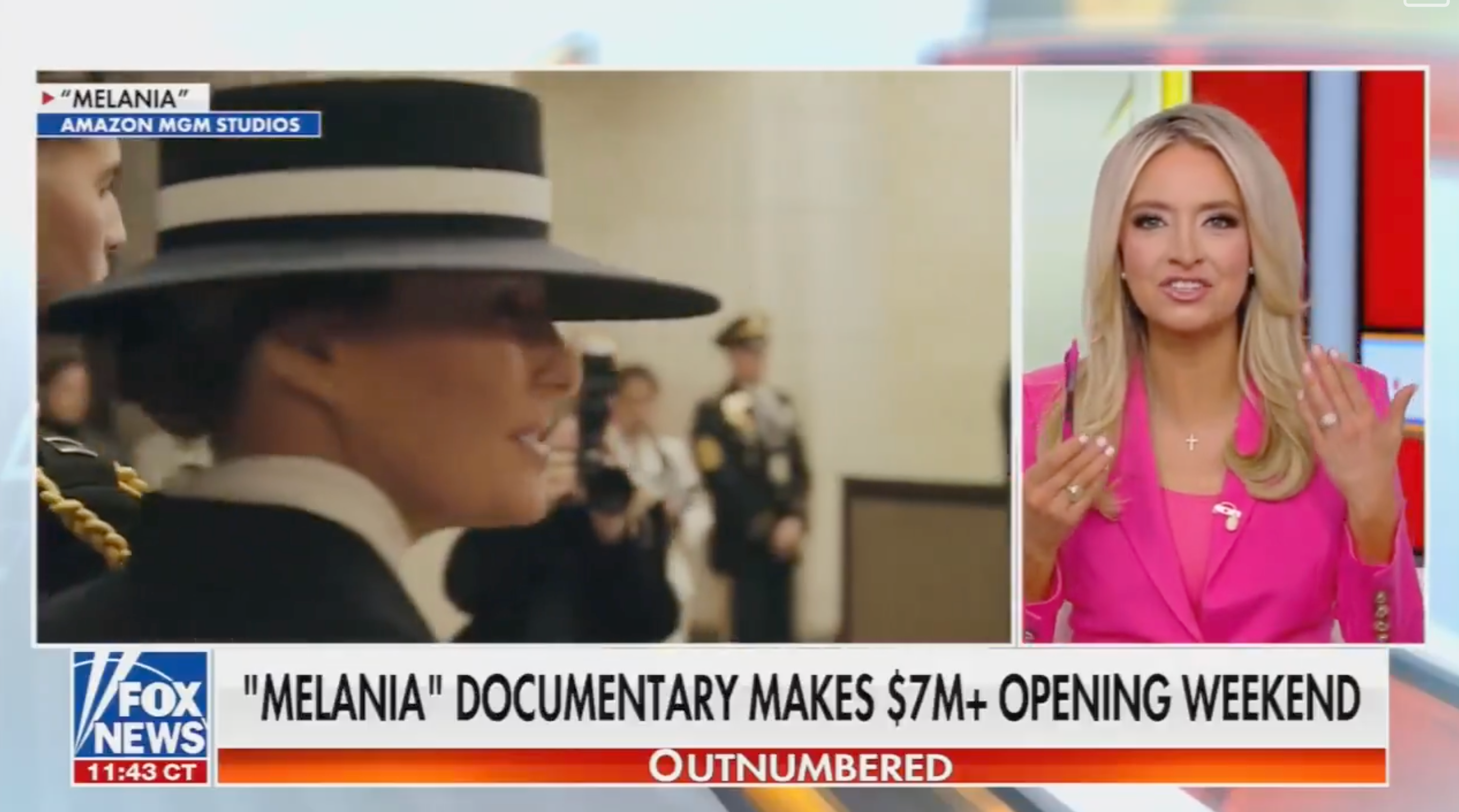 Nyhetssegment som diskuterer "Melania" dokumentarens åpningshelg på $7M+. Til høyre viser en vert i en rosa blazer mens han snakker