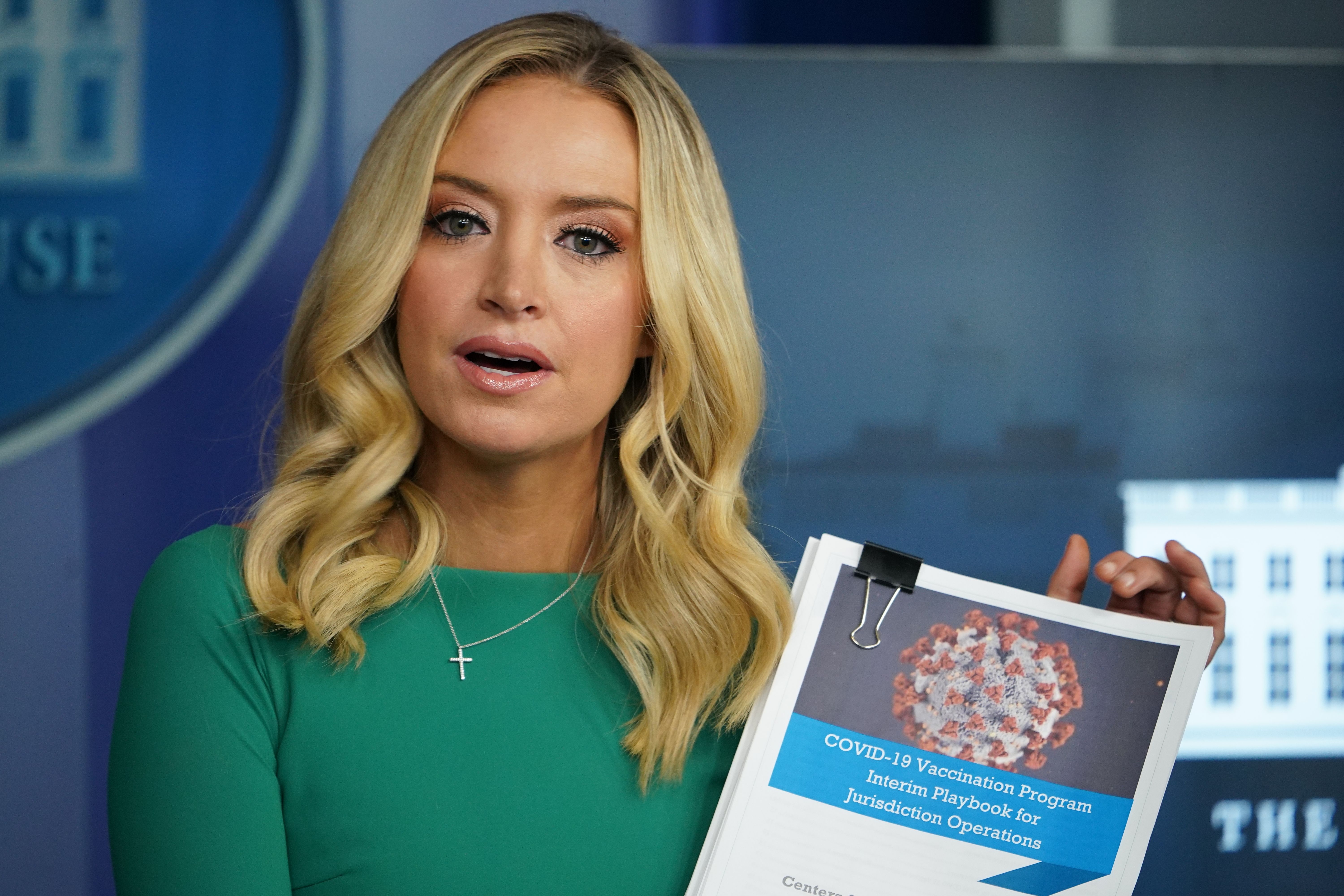 Personen har et dokument med tittelen 