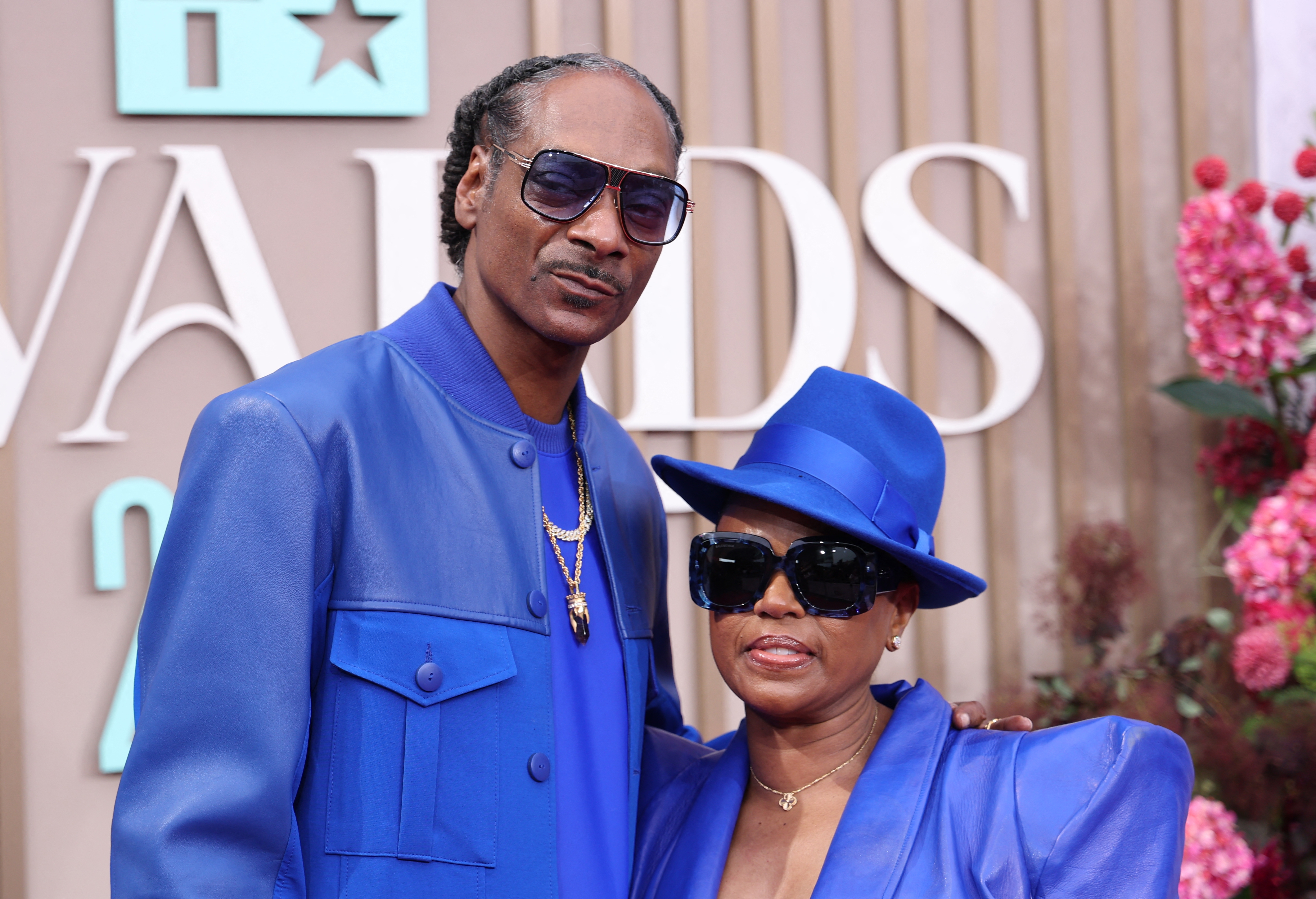 US rapper Snoop Dogg and his woman  Shante Broadus be  the BET Awards 2025