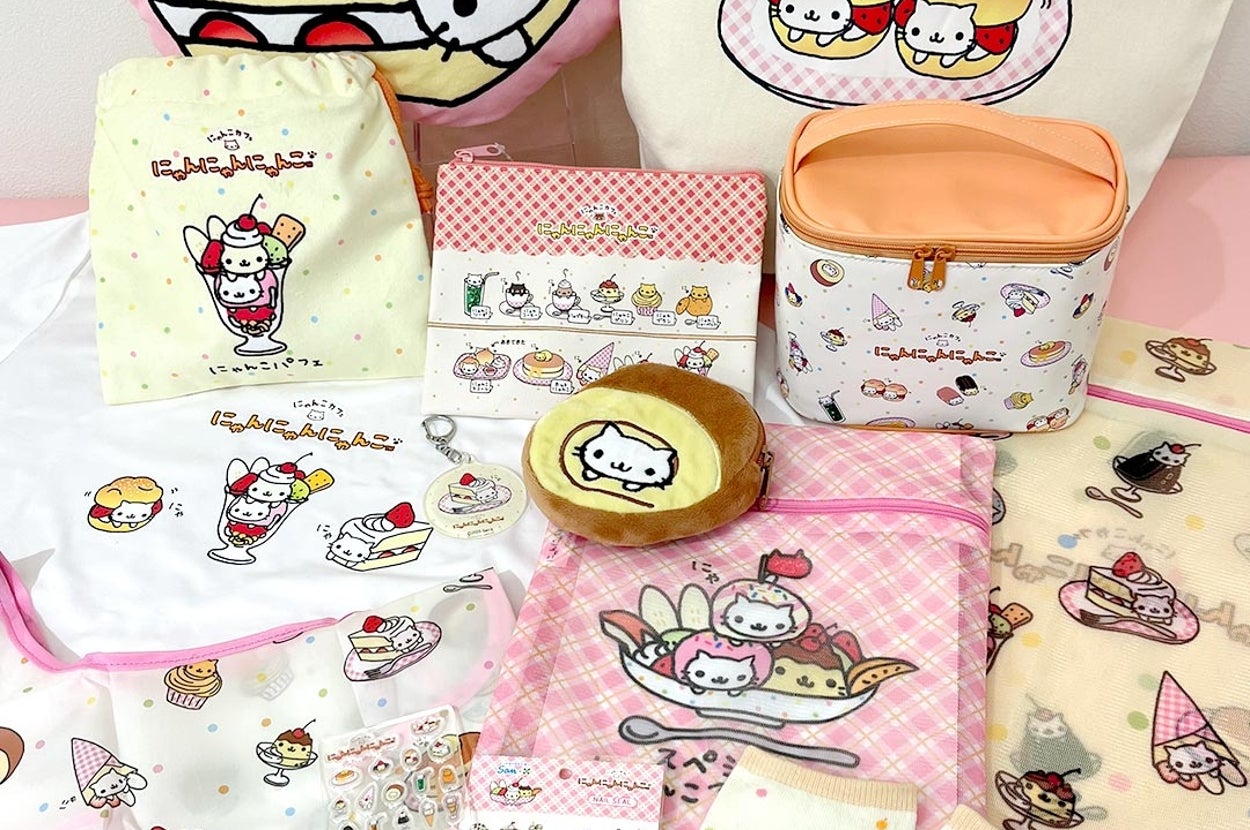 にゃんにゃんにゃんこのキャラクターグッズが並んだ写真。バッグ、ポーチ、靴下など可愛いデザインの商品が並んでいます。