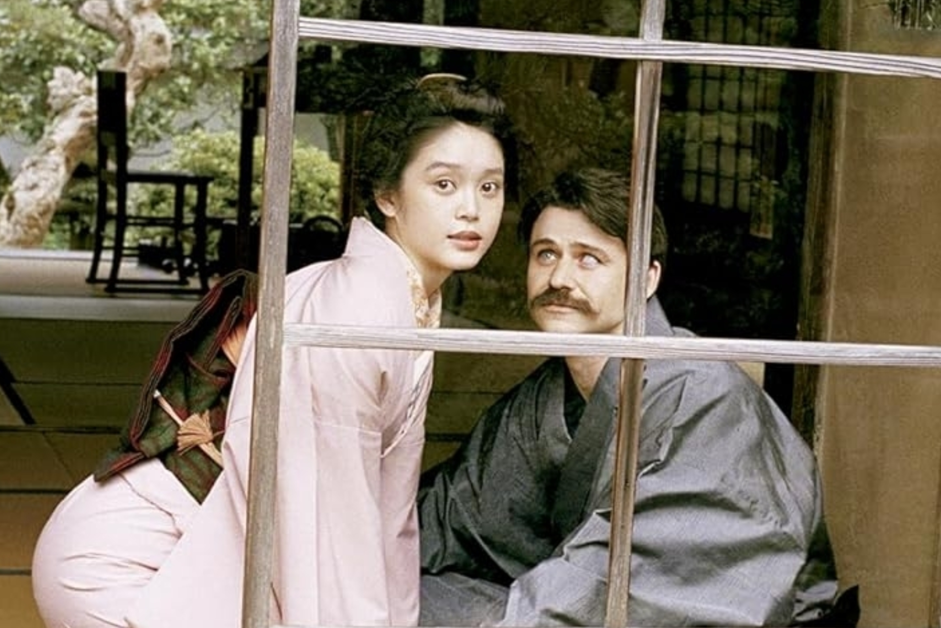 ドラマ「ばけもの」のポスター。和服姿の男女が古民家の縁側に座っている。タイトルとキャスト情報が掲載。