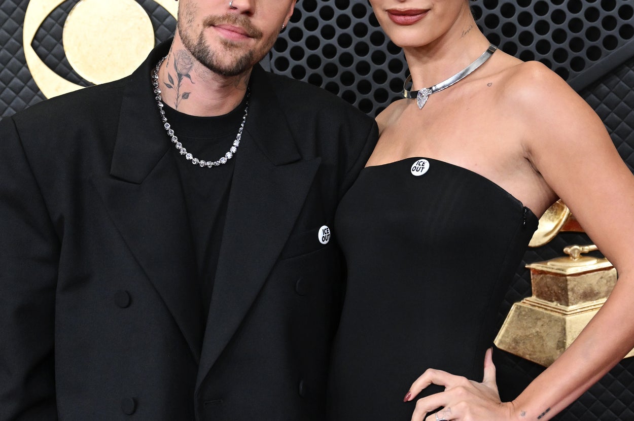 男性はゆったりしたジャケット、女性は肩を出したシックなドレスを着て、アクセサリーを身につけている。公式イベントでの姿。