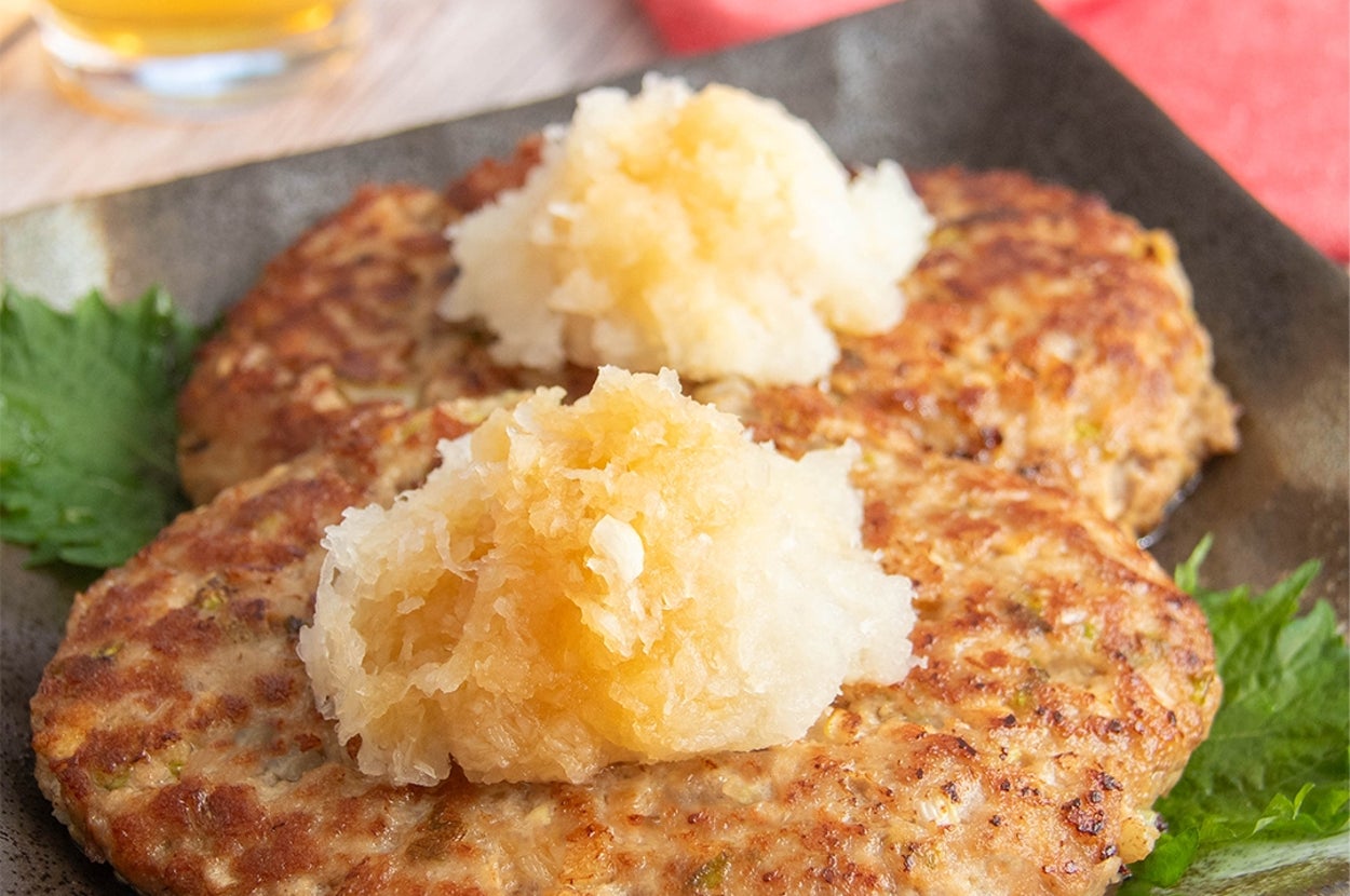 おろしポン酢がのった白菜豆腐ハンバーグが皿に盛られている。