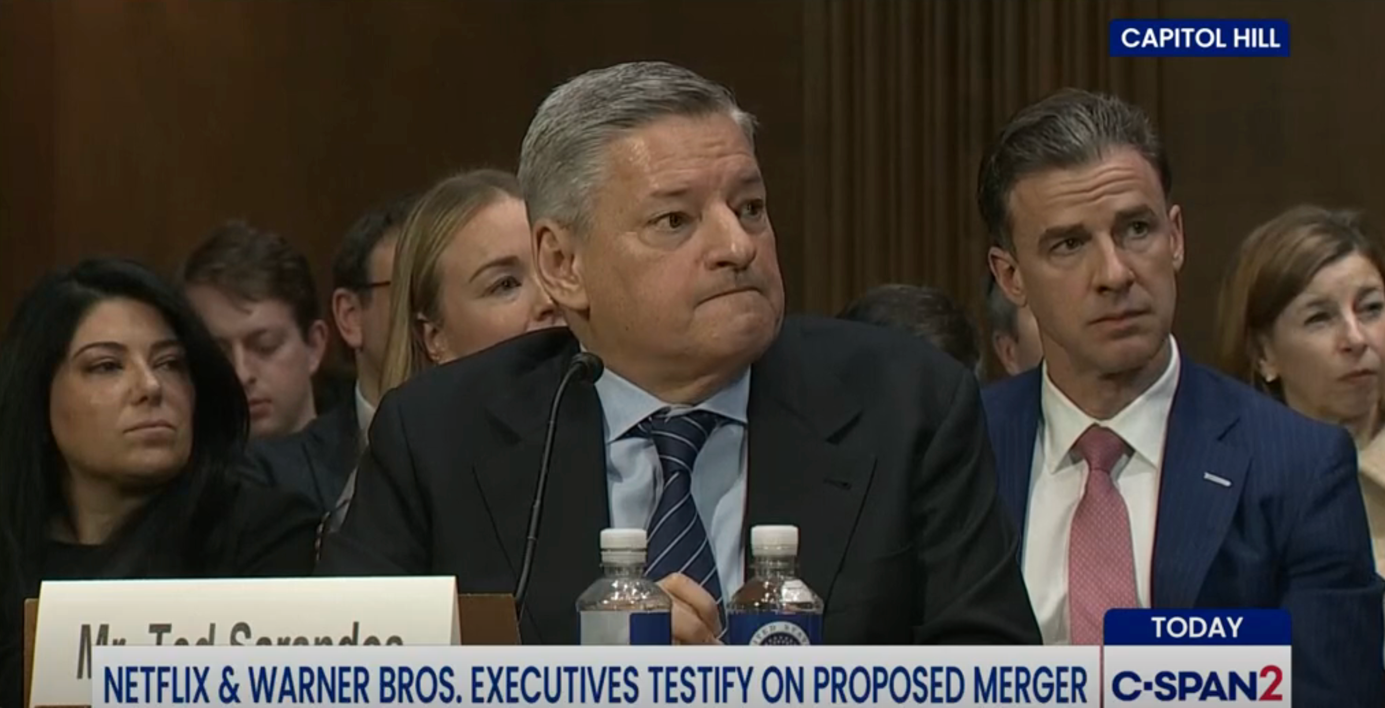 Netflix og Warner Bros.-ledere, inkludert Ted Sarandos, vitnet om en foreslått fusjon under en Capitol Hill-høring, som sett på C-SPAN2