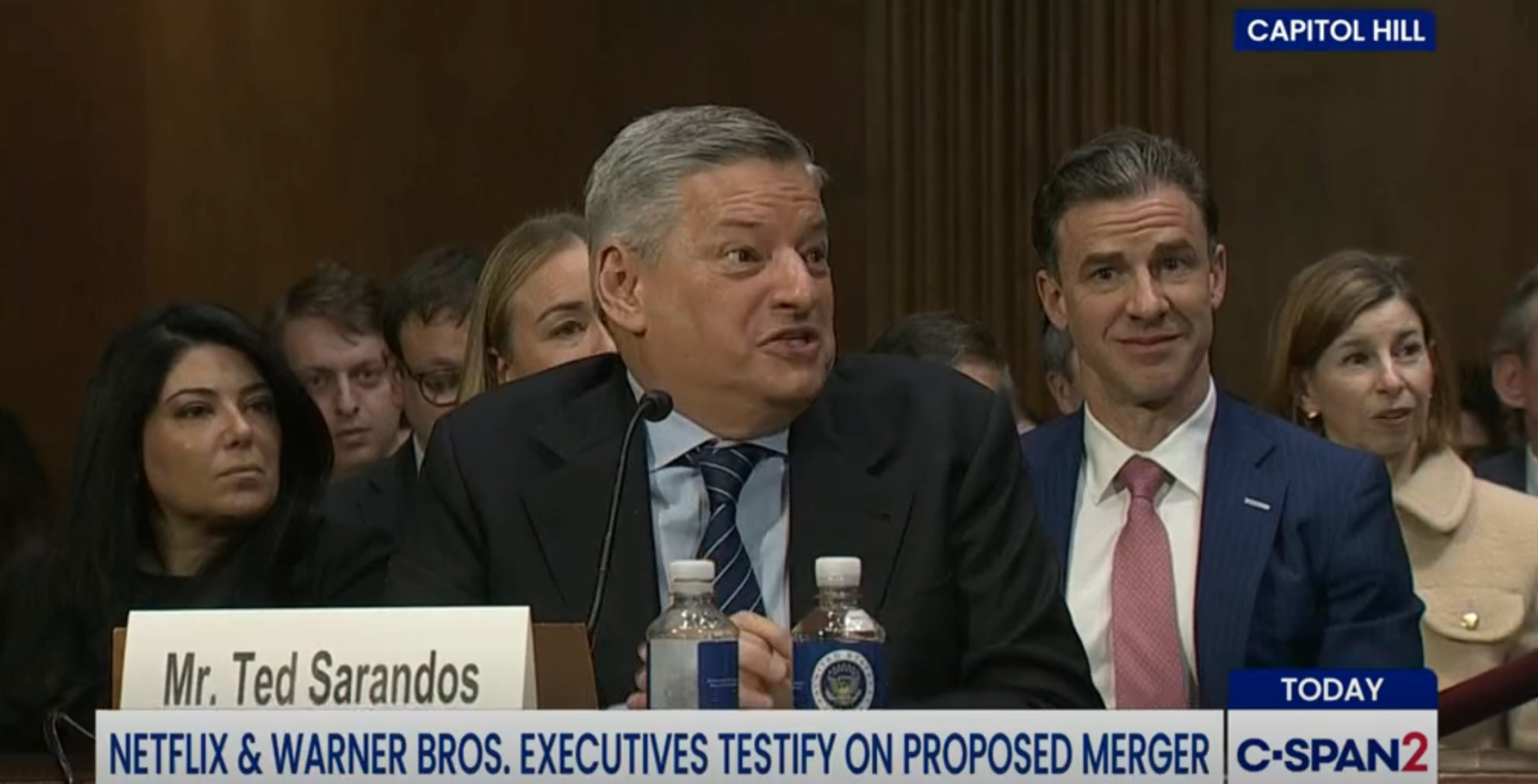 Ted Sarandos og andre ledere vitner for kongressen om Netflix og Warner Bros. foreslåtte fusjon; publikum og C-SPAN2-banner synlig