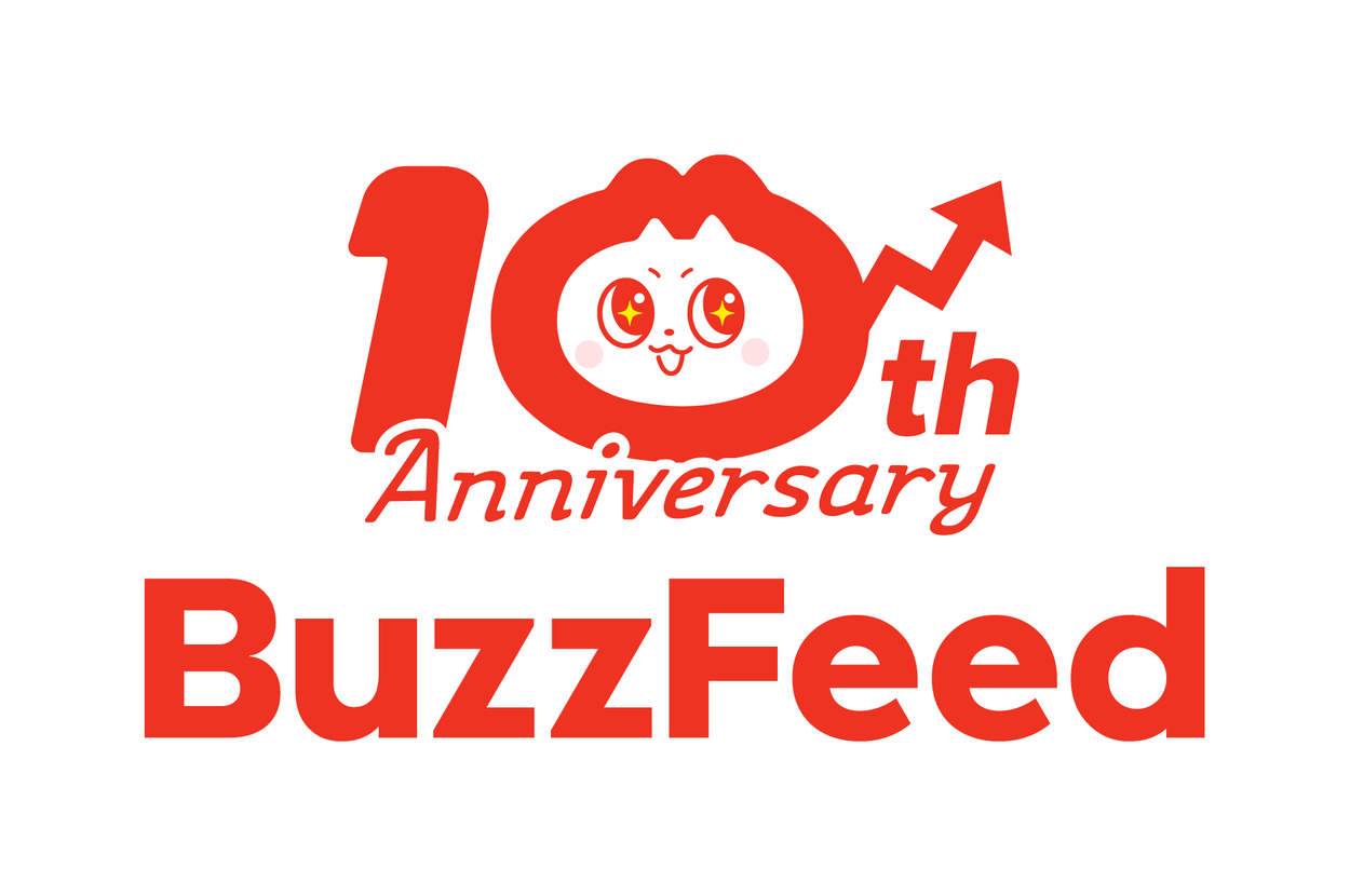 BuzzFeedの10周年記念ロゴ。中央に笑顔のキャラクターと「10th Anniversary」の文字。
