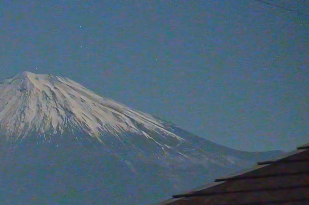 夜の富士山 / 藤井大地さん（@dfuji1）のXより