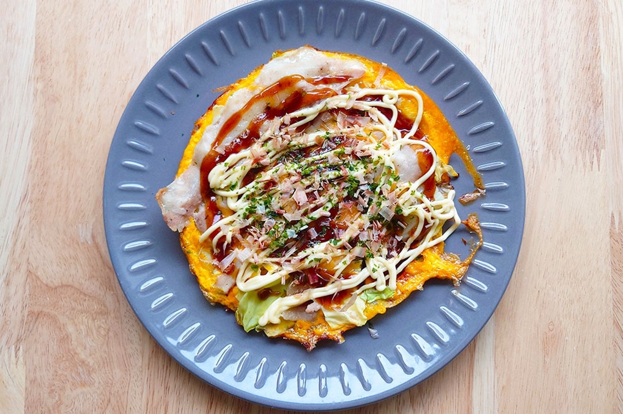 ライスペーパーお好み焼き完成！（Munenori Umeki / BuzzFeed Japan）