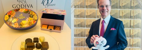 2026年1月に発売されたゴディバの「100年の遊び心 コレクション」と、ゴディバ ジャパン代表取締役社長 ジェローム・シュシャン氏とバズりんの2ショット