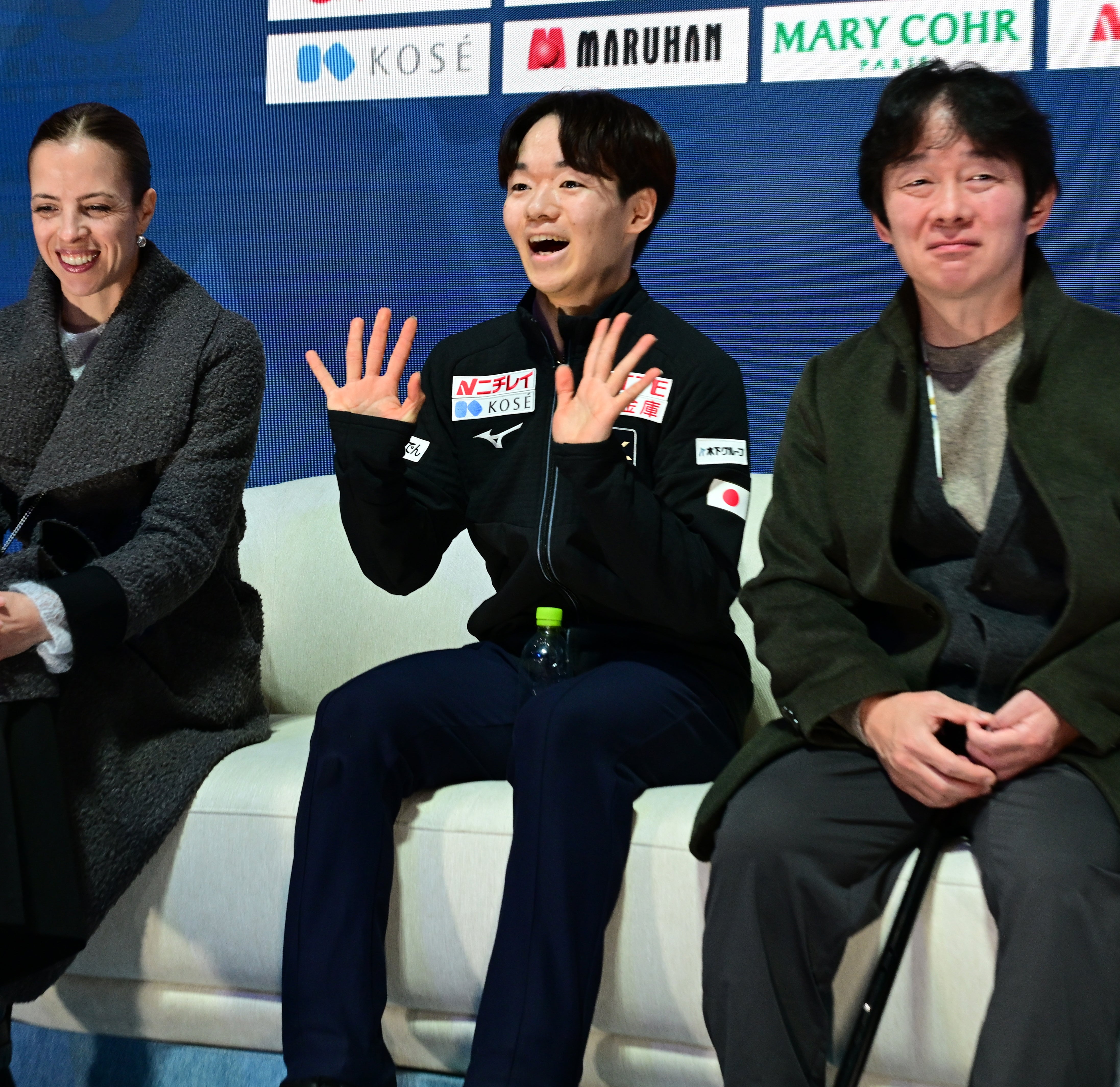 at the buss  and cry, Yuma waves excitedly, and Masakazu is teary-eyed