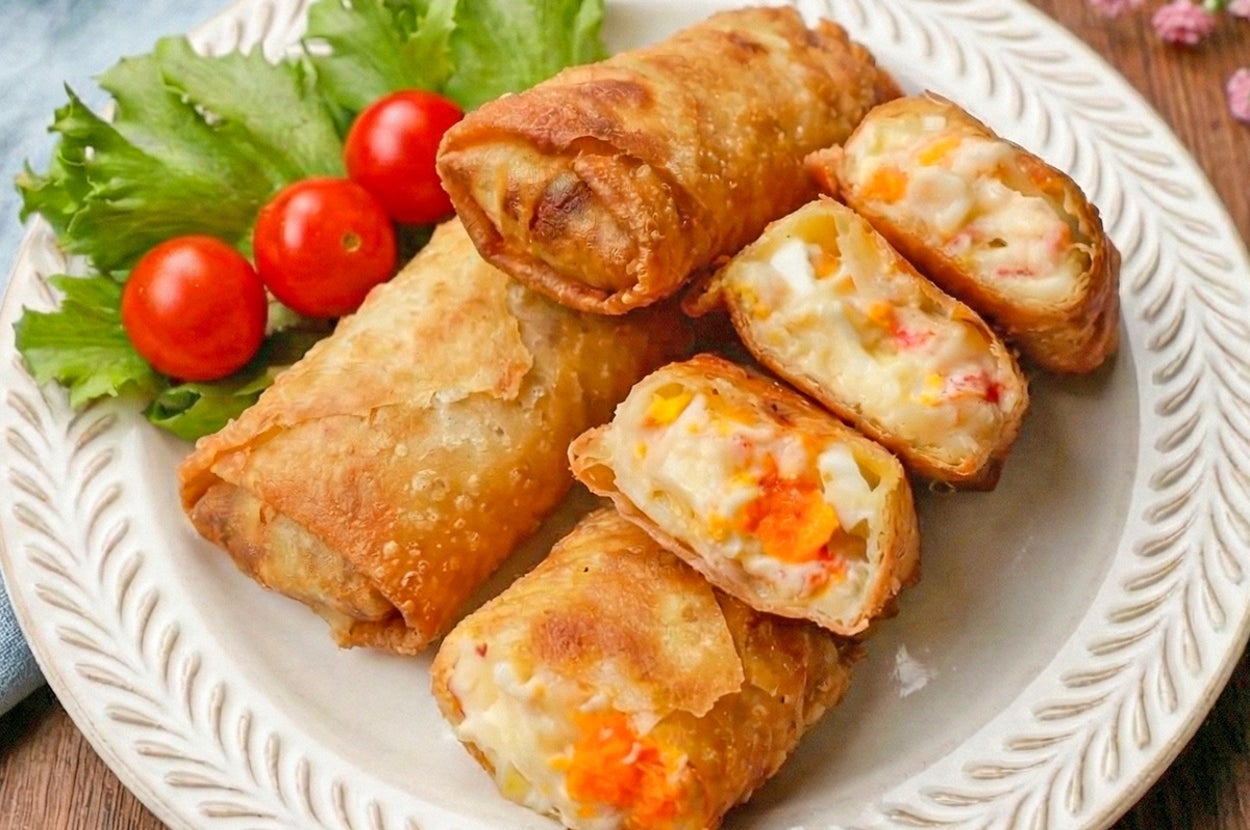 皿に揚げた春巻きが盛られ、レタスとミニトマトが添えられています。