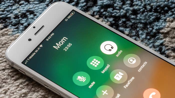 Pantalla de llamada entrante en un iPhone, mostrando una llamada de "Mom" con opciones de mute, teclado, altavoz, FaceTime y contactos
