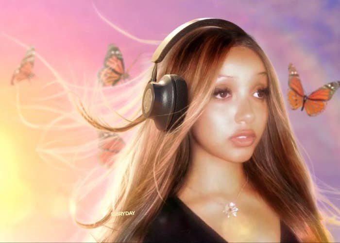 Mujer con auriculares grandes rodeada de mariposas. Su cabello parece flotar, creando un efecto etéreo
