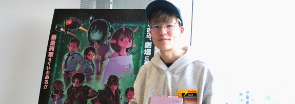 インタビューに応じる亀山陽平監督（撮影 / 安藤健二）