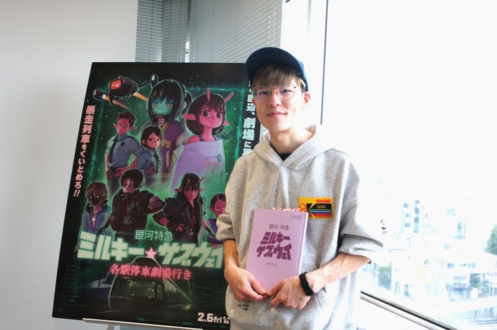 インタビューに応じる亀山陽平監督（撮影 / 安藤健二）