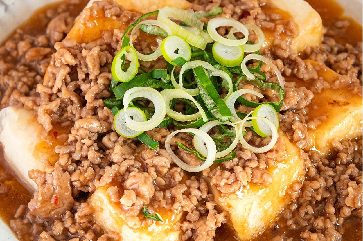 ひき肉とねぎを添えた揚げ豆腐の料理。
