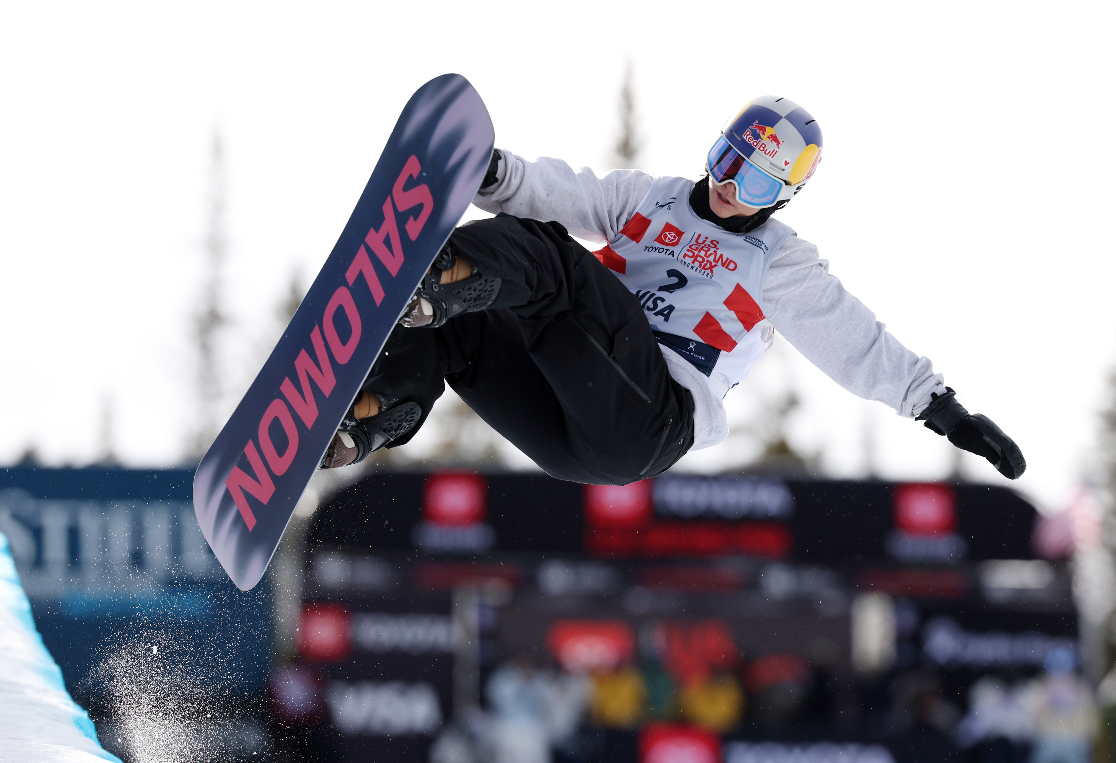 Snowboarder performs high-flying instrumentality   connected  a halfpipe, displaying diversion  accomplishment  and equilibrium  during a wintertime  sports competition